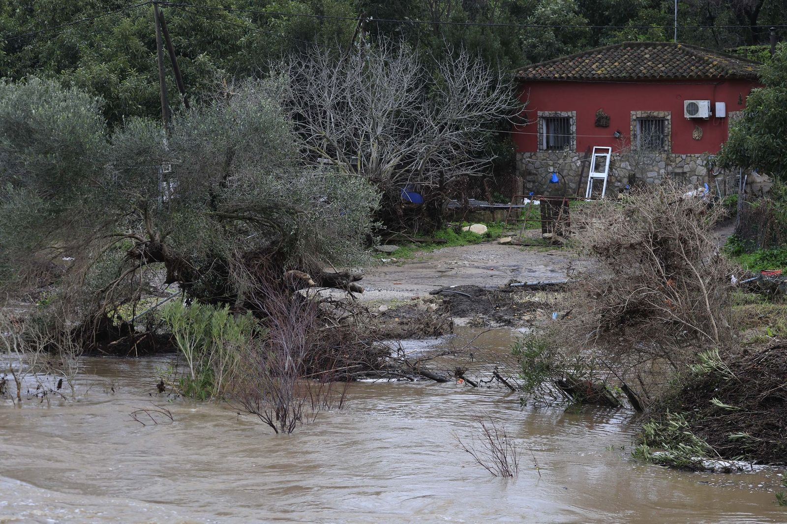 Jimena aguarda una madrugada en vilo ante la previsión de más lluvias por las borrascas Joseph y Kristin