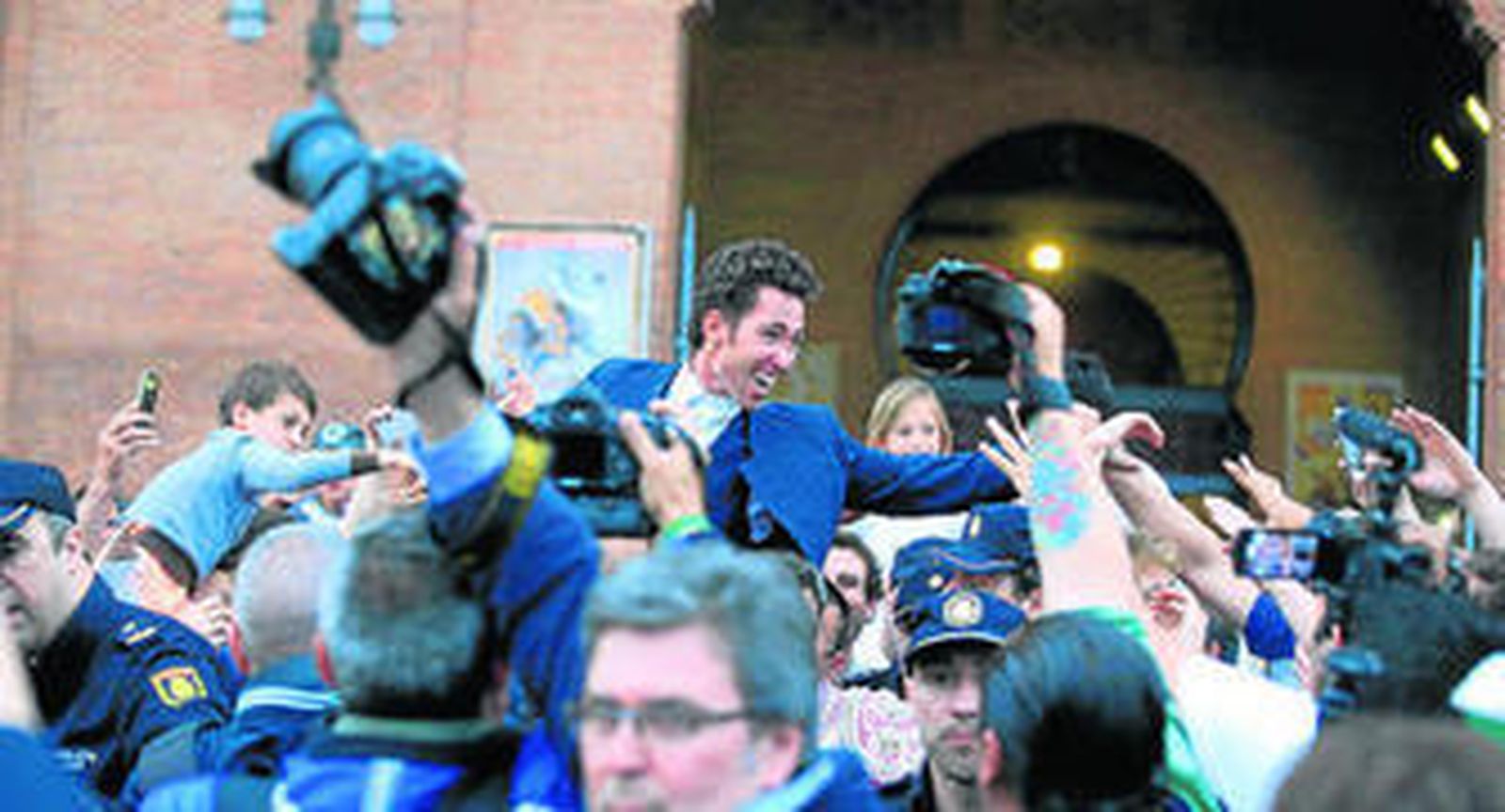Leonardo Hernández, en su salida a hombros por la Puerta Grande de Las Ventas.
