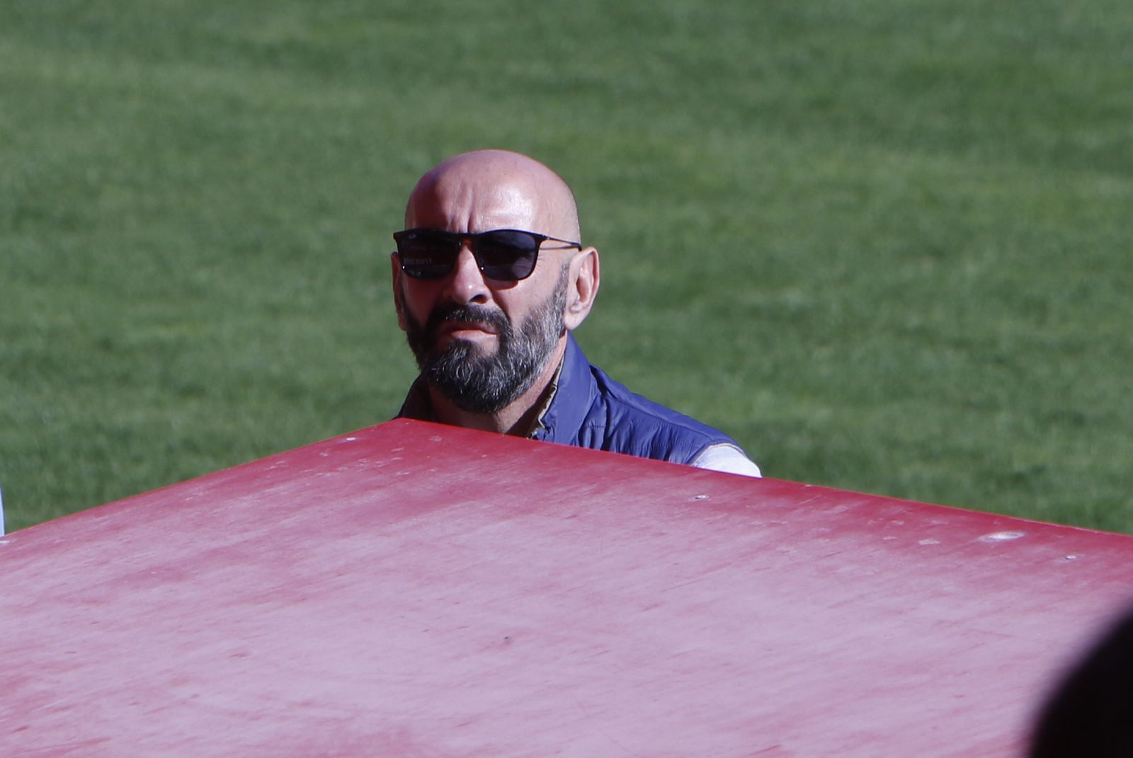 Monchi, junto al banquillo del estadio en el entrenamiento de este sábado.