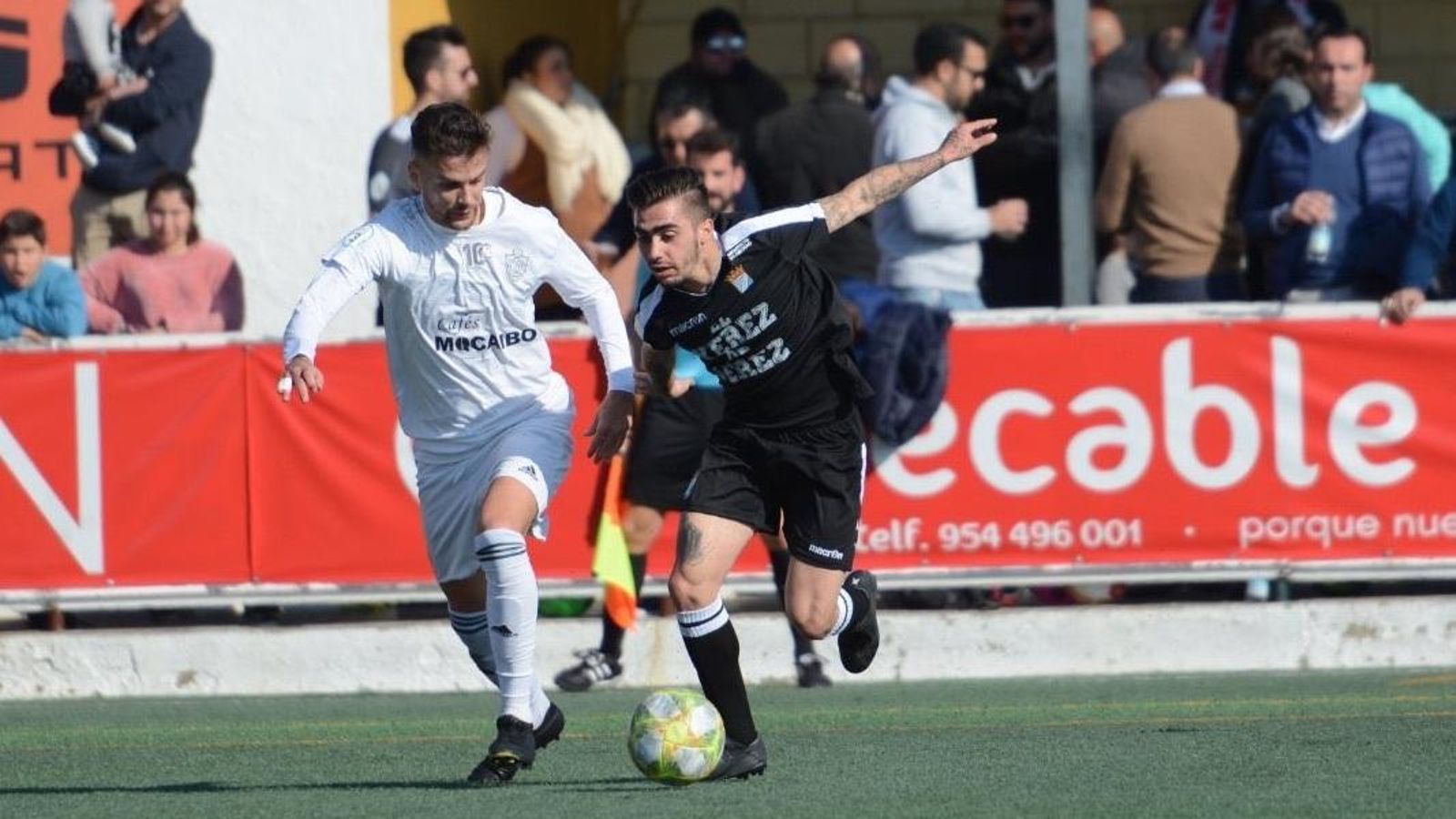 Cristian Tejero intenta marcharse de un futbolista utrerano.