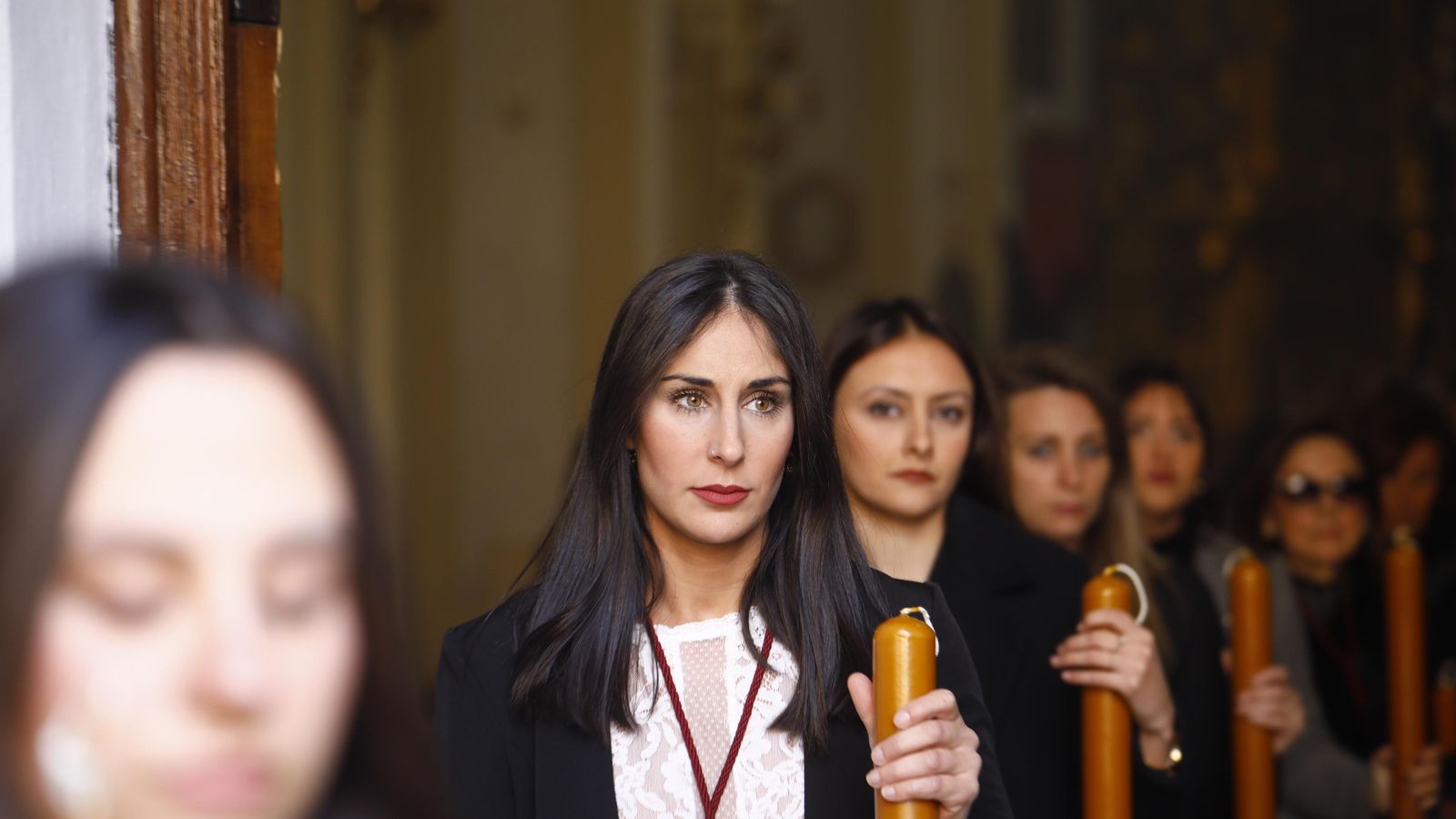 Varias hermanas de la cofradía, en la salida del cortejo.