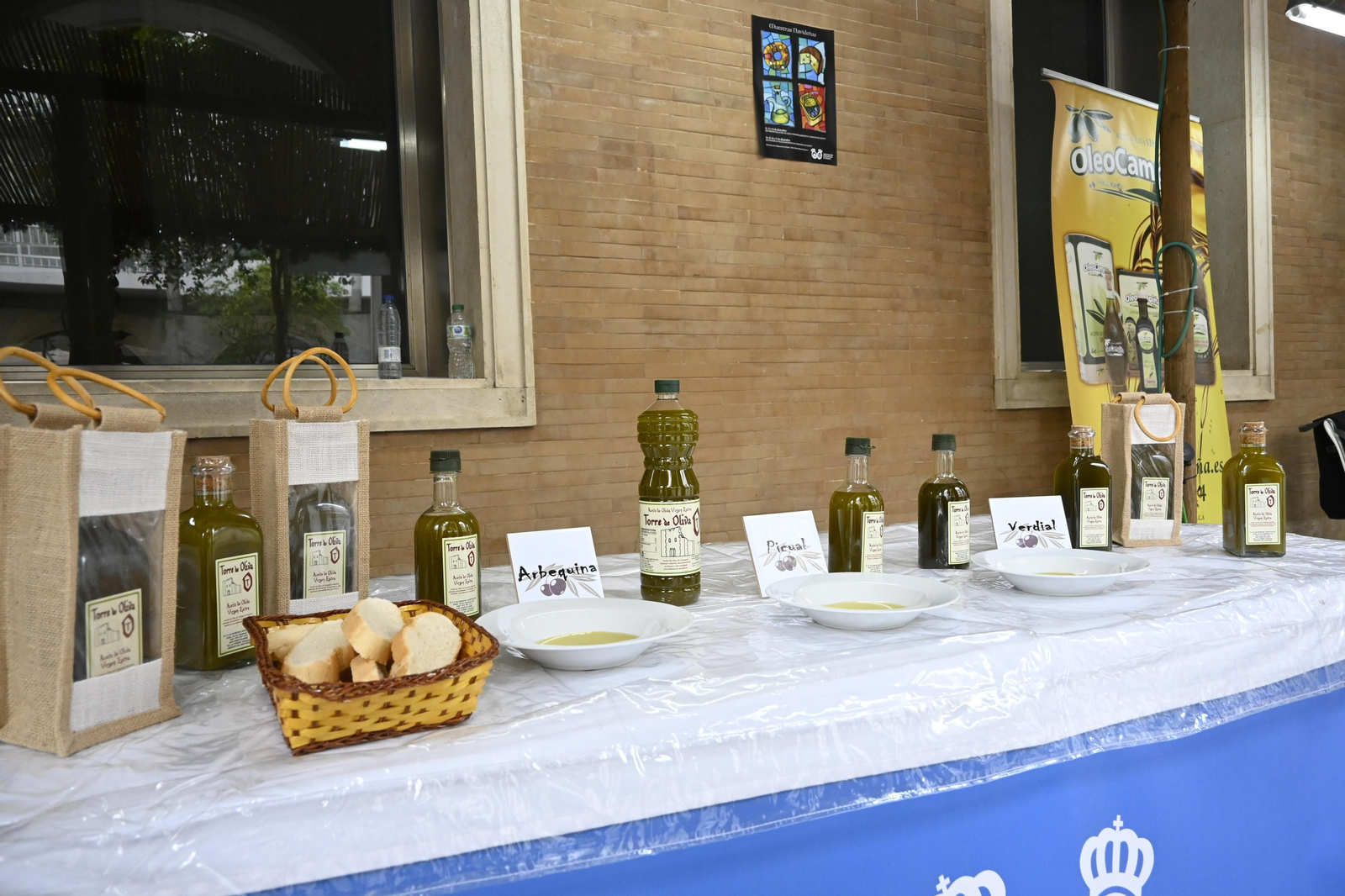 Stand de aceites en la Gran Vía de Huelva, en imágenes