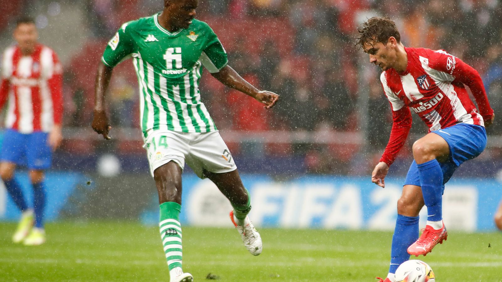 William Carvalho trata de evitar que Griezmann progrese con el balón.