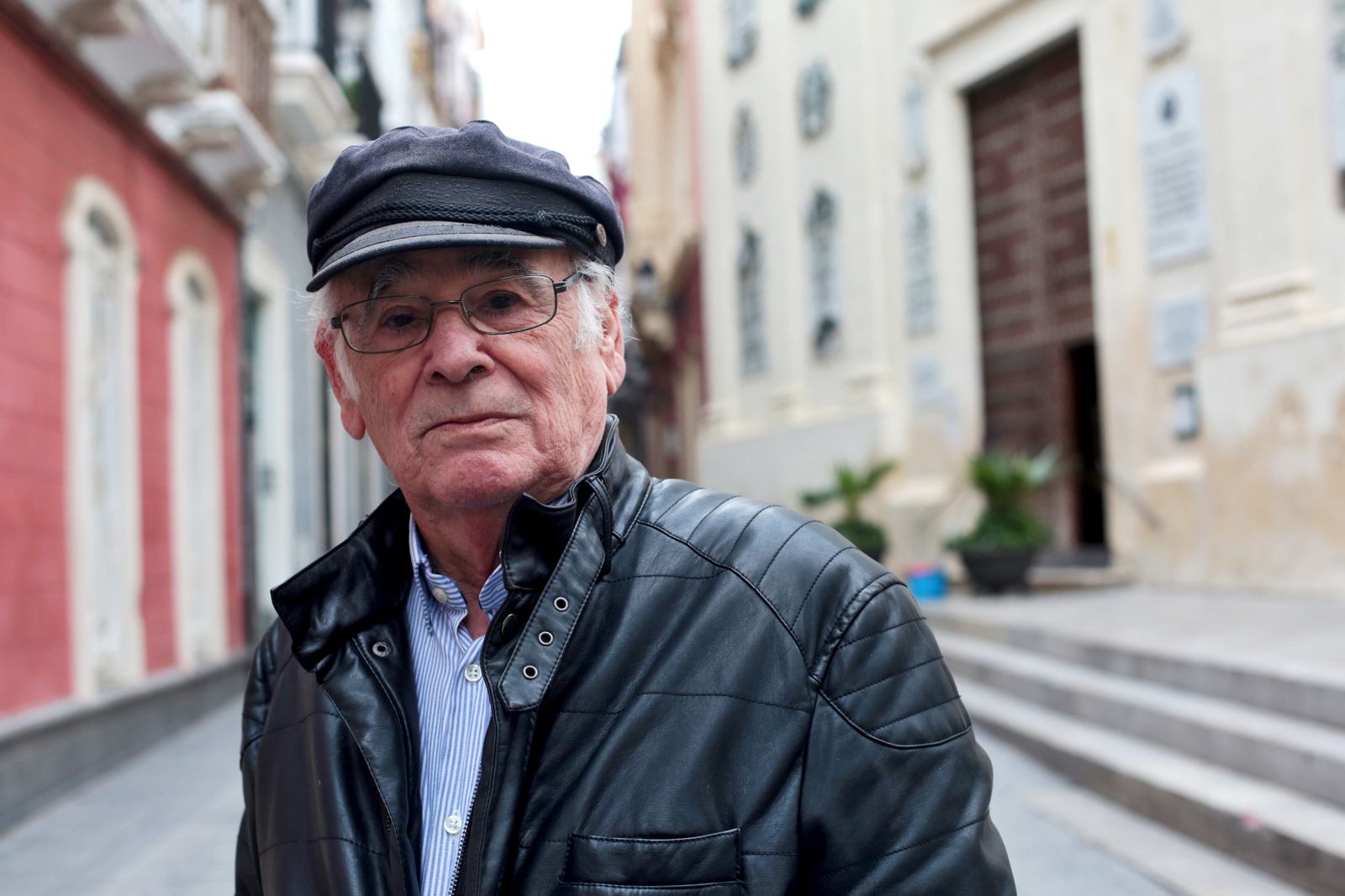 Francis Quintanilla en la plaza de Santa Inés ante el Oratorio de San Felipe Neri.