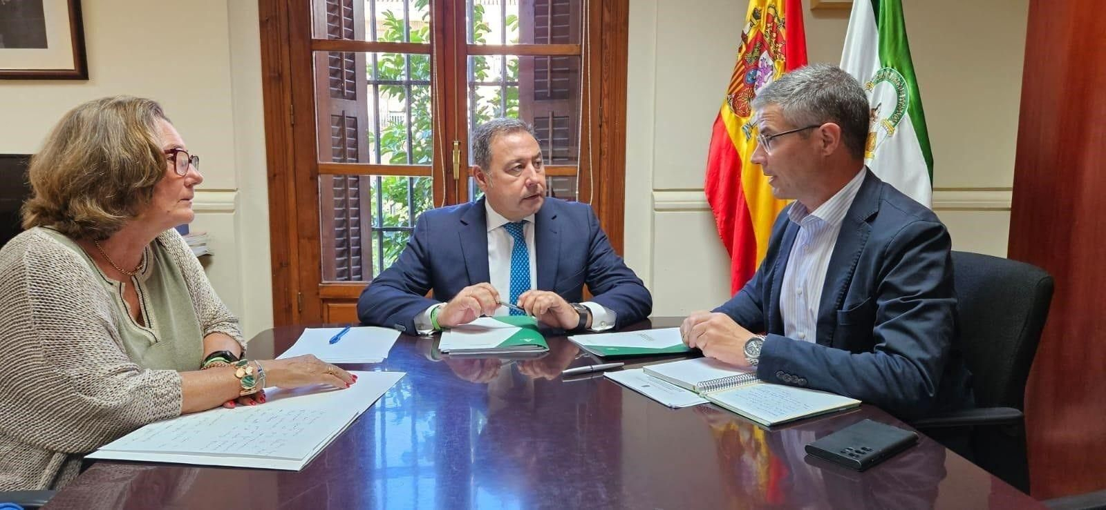 Ricardo Sánchez junto a la delegada territorial de Salud en Sevilla y el alcalde de Valencina.