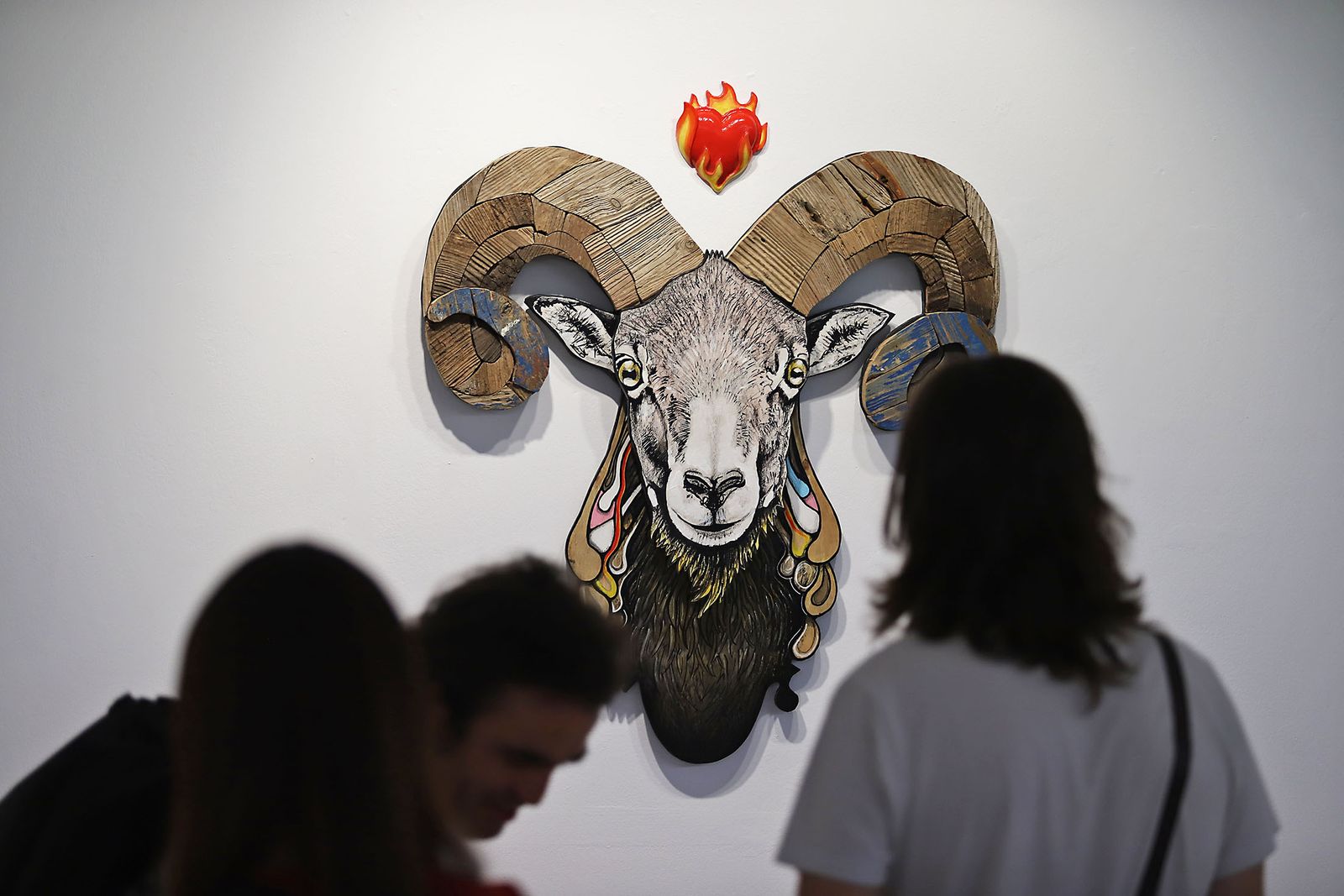 Imágenes de la exposición del artista onubense Wild Welva titulada 'El adiós, el comienzo y todo lo demás'.