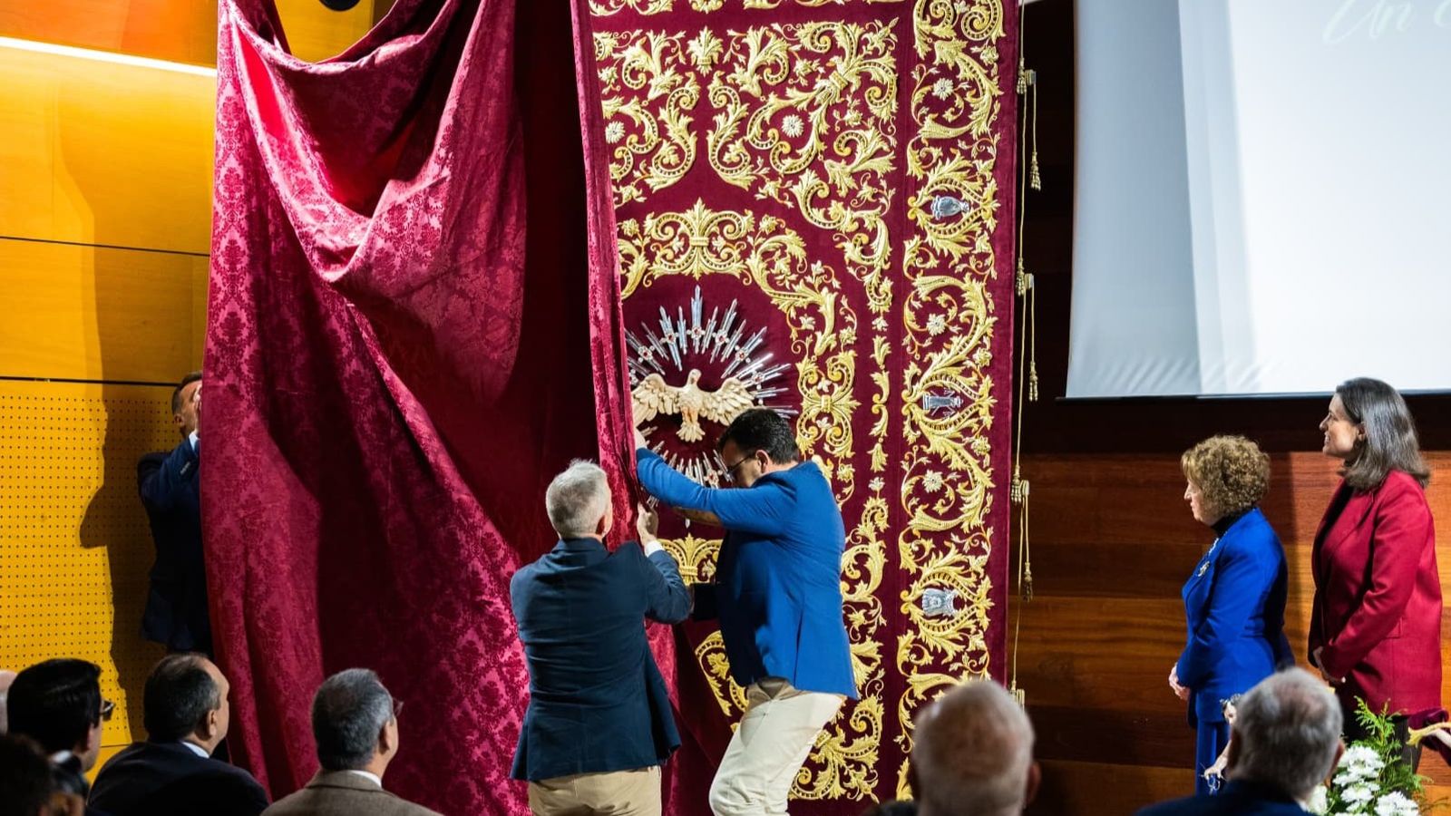 Momento en el que se descubre el techo de palio bordado para la hermandad del Nazareno de San Fernando