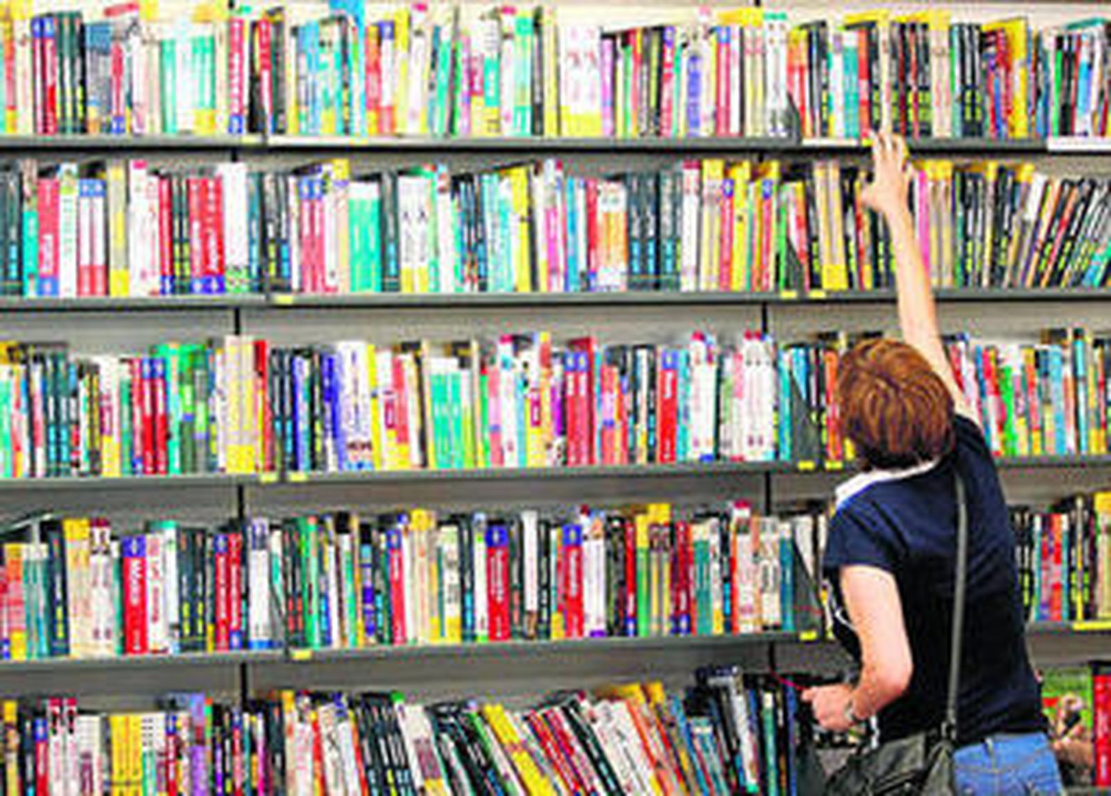 ¡Volúmenes en la estantería de una librería malagueña.