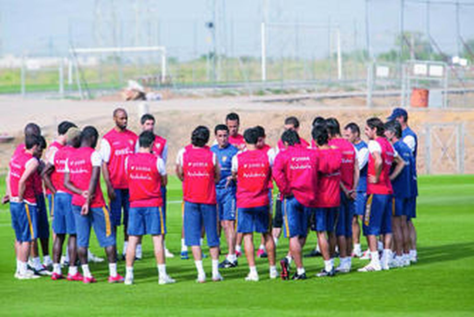 Manolo Jiménez, conversando en el día de ayer con la plantilla, reunida en torno a él.