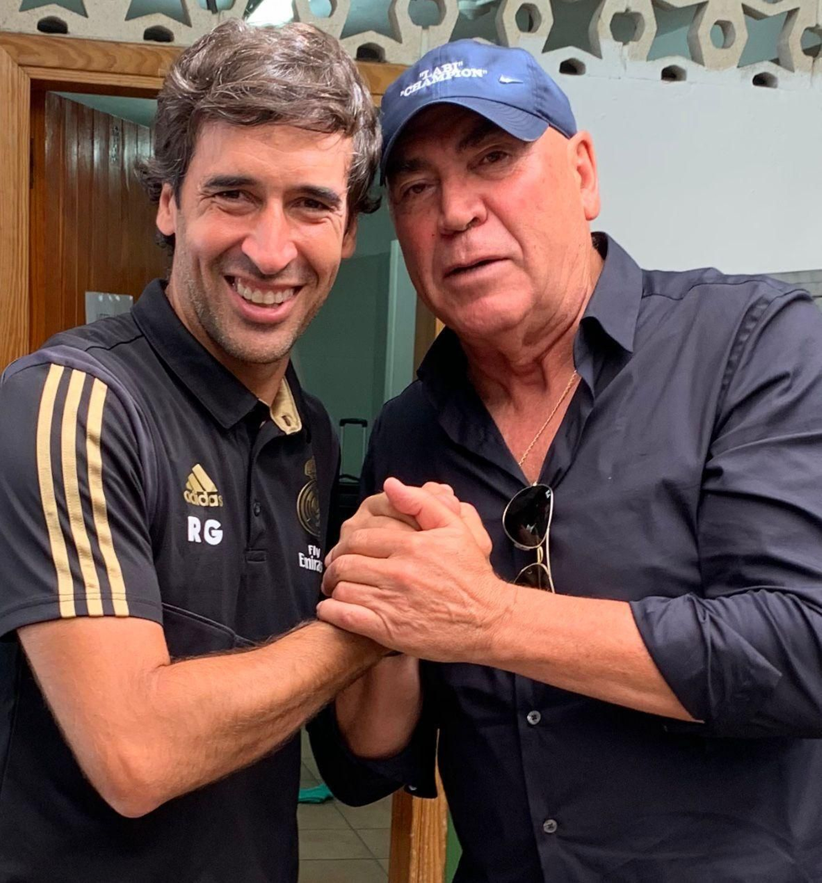 Junto a Raúl González.