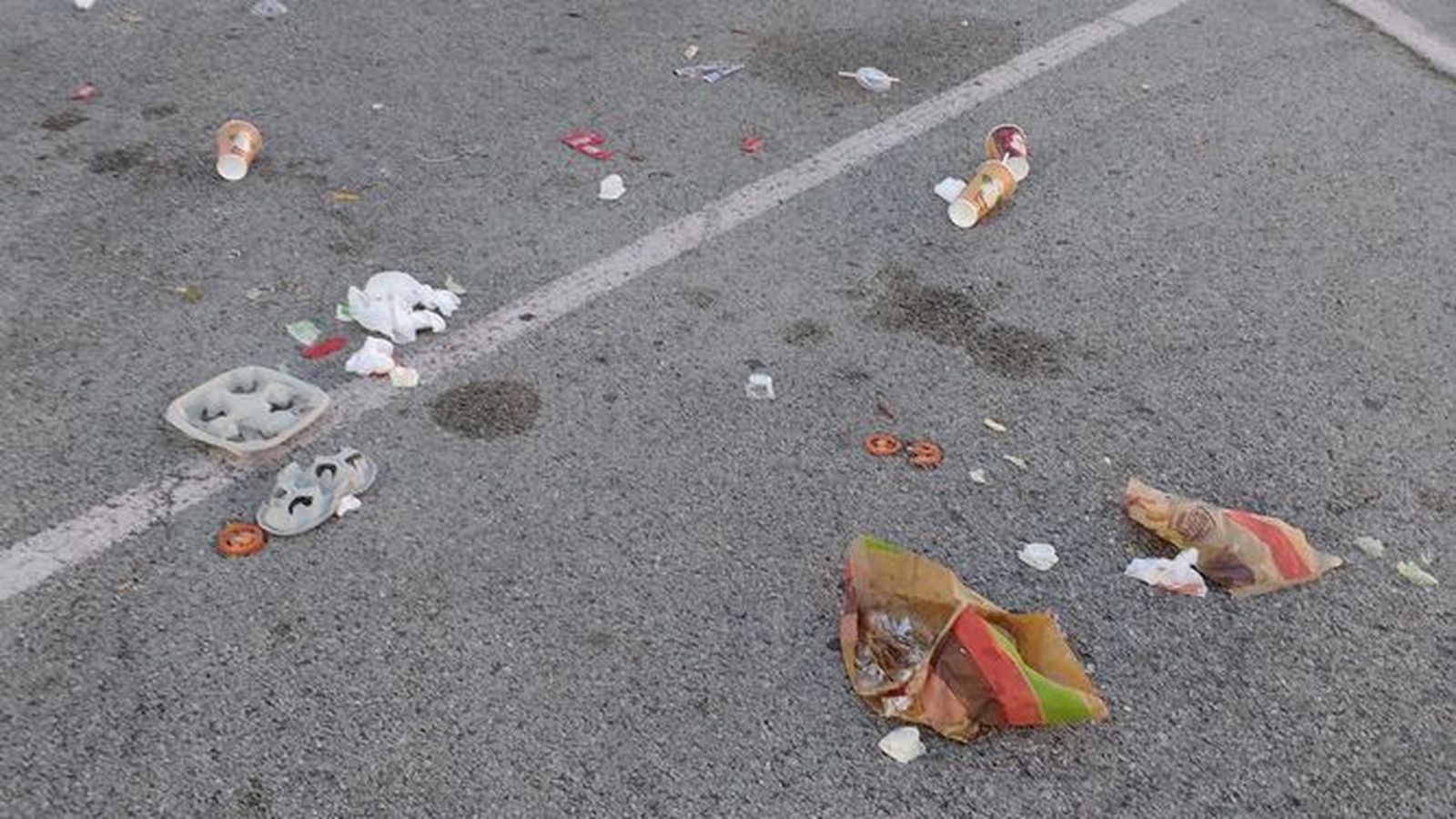 Imagen publicada el pasado día 7 de enero donde se muestra el estado de suciedad en la que los jóvenes dejan la zona.