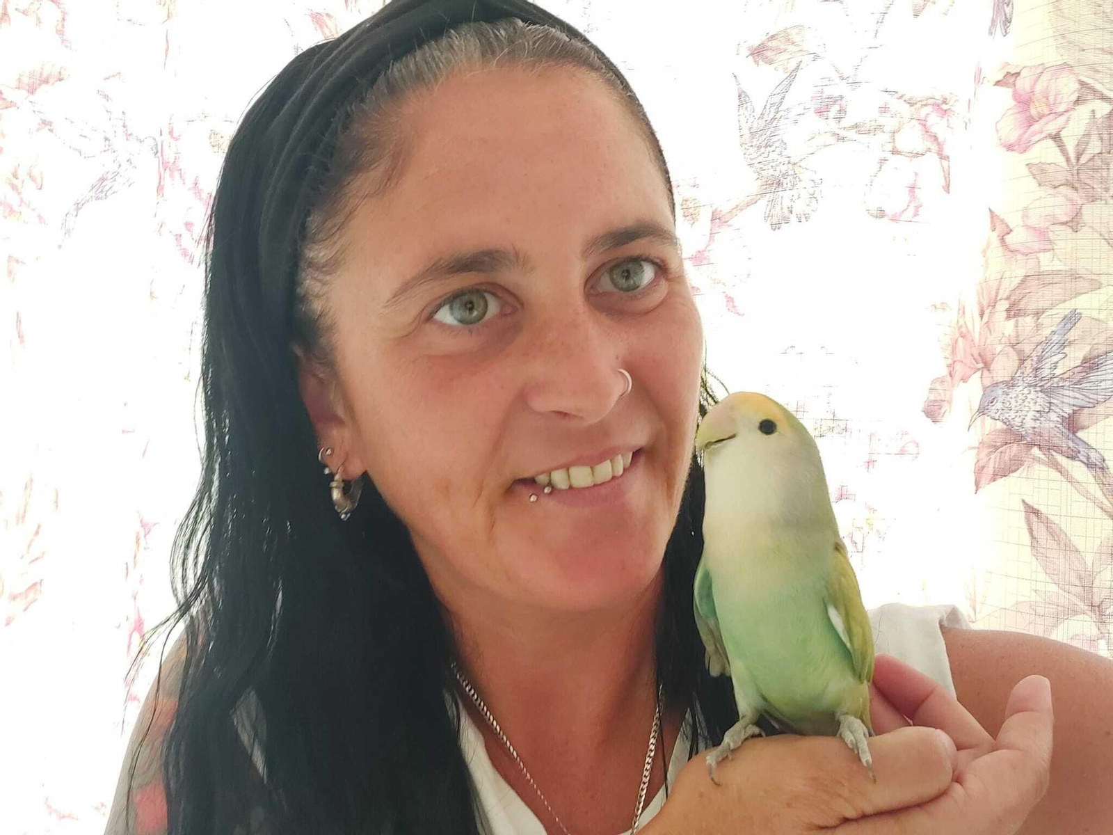 Chary Guzmán, con su agaporni Buhíto