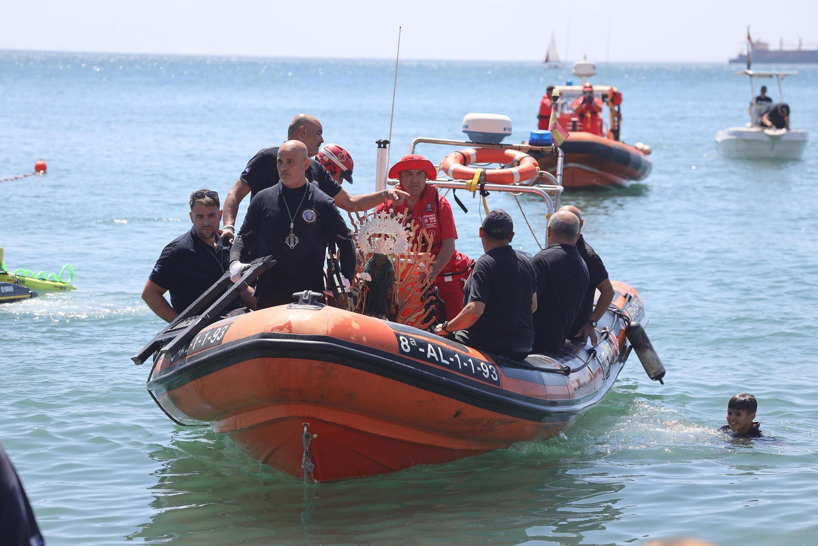La procesión en Málaga de la Virgen del Carmen de los submarinistas, en imágenes
