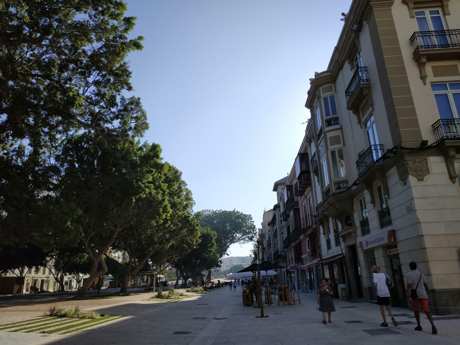 Imagen actual del espacio peatonal del lateral norte de la Alameda.