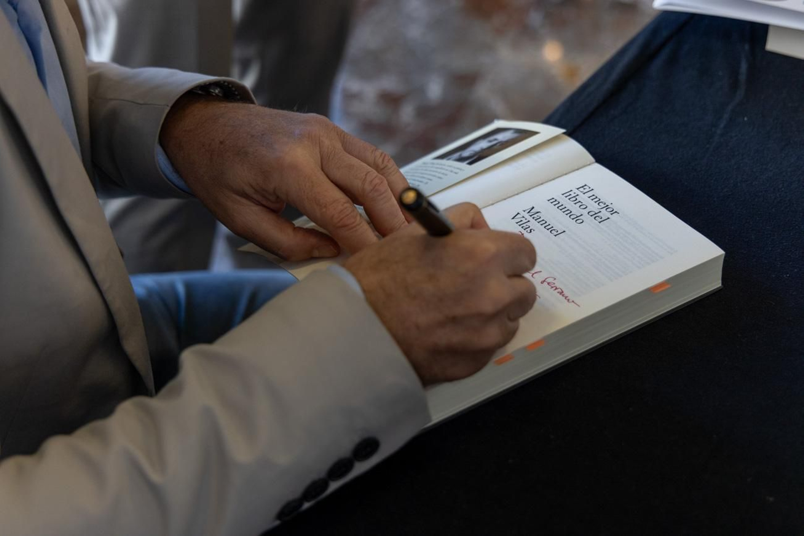 Desayuno y presentación del escritor Manuel Vilas en un encuentro literario dedicado a una de las últimas obras de este autor, 'El mejor libro del mundo'