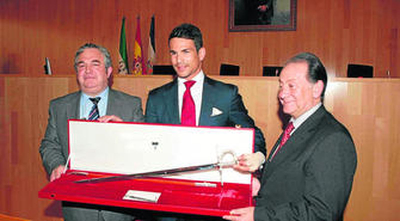 El torero posó ayer en la Diputación con el Estoque de Plata y flanqueado por Salvador Pendón (izquierda) y Jesús Mora (derecha).