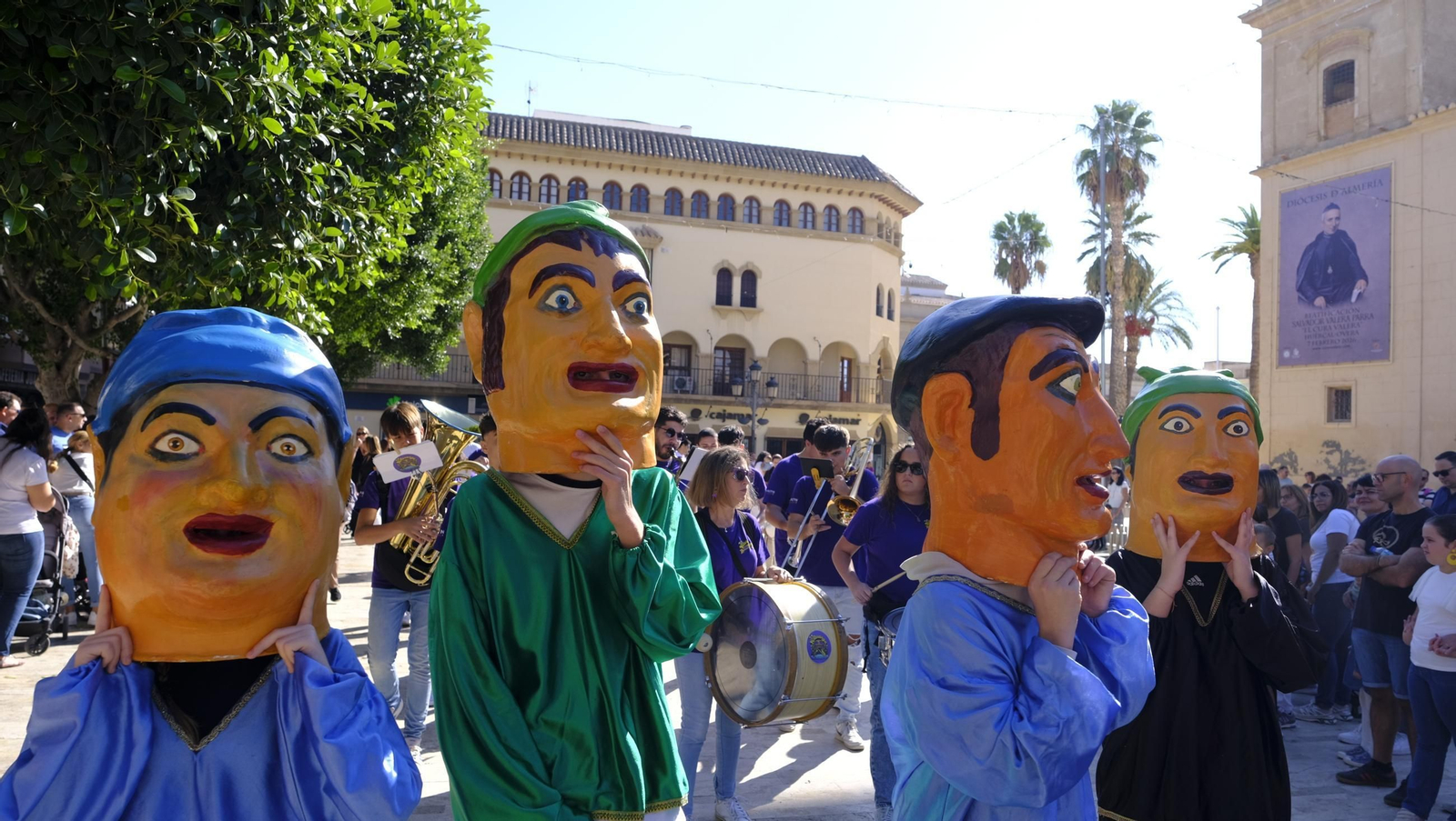 Encierro infantil y gigantes y cabezudos en las Fiestas de Huércal Overa, en imágenes