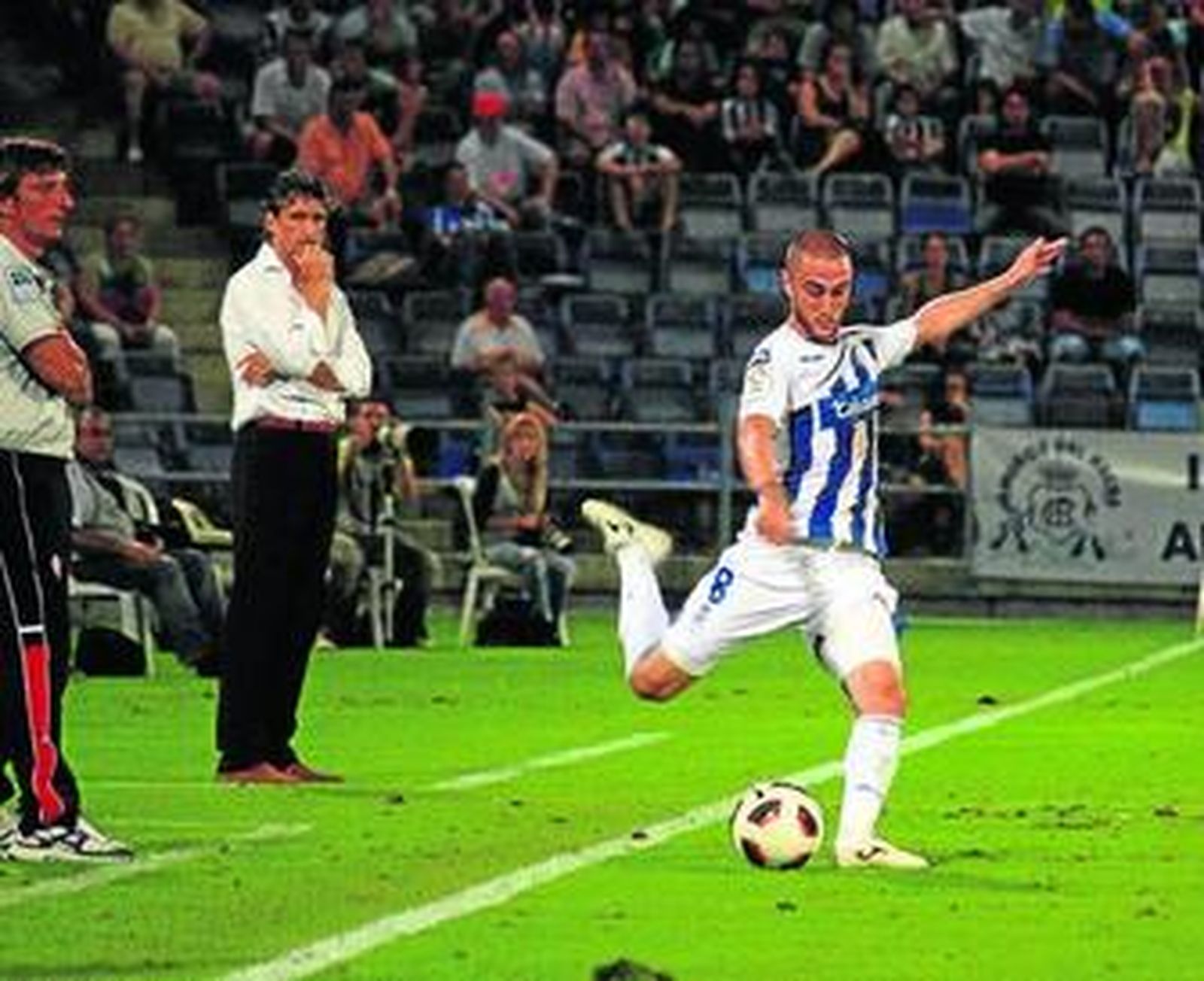 Dani se dispone a golpear, con Pablo Alfaro al fondo.