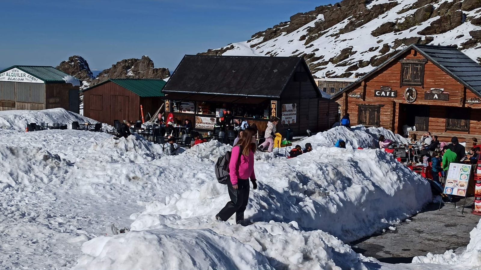 Visitantes disfrutan de los establecimientos de la Hoya de la Mora