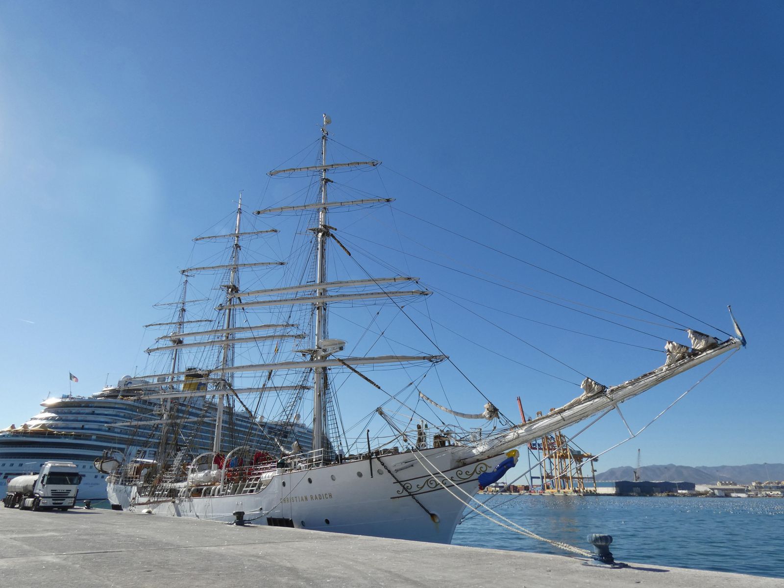 El ‘Christian Radich’ atracado en el pantalán de levante.