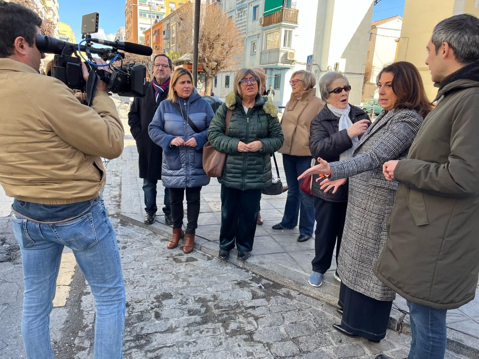 Raquel Ruz, portavoz del PSOE, con concejales y vecinos.