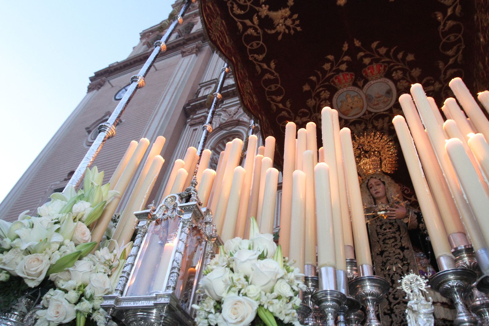 María Santísima de los Dolores nada más salir de la Catedral.