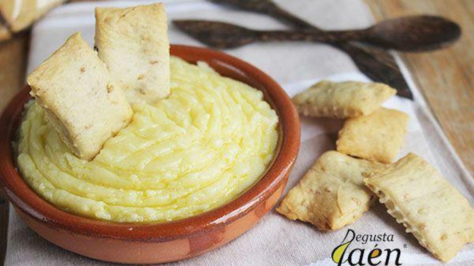 El Ajoatao es un plato típico de la Sierra de Segura que sirve como entrante o acompañamiento de todo tipo de carnes.