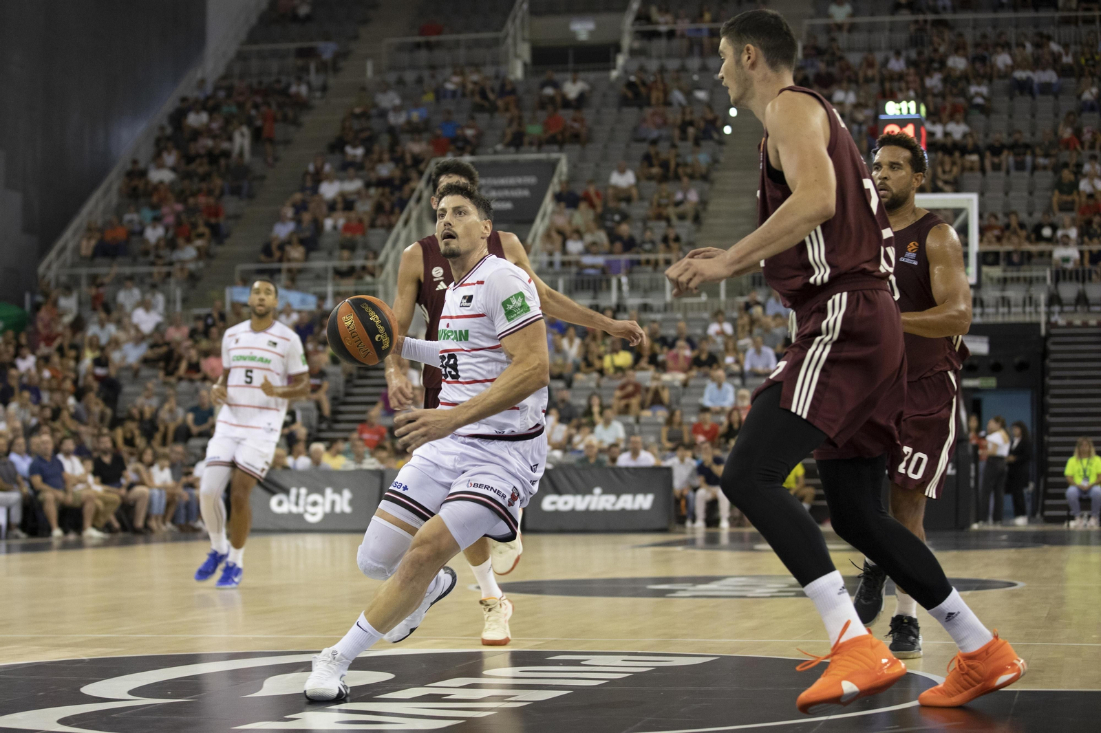 Ziv intenta entrar a canasta en el duelo ante el Bayern de Múnich.