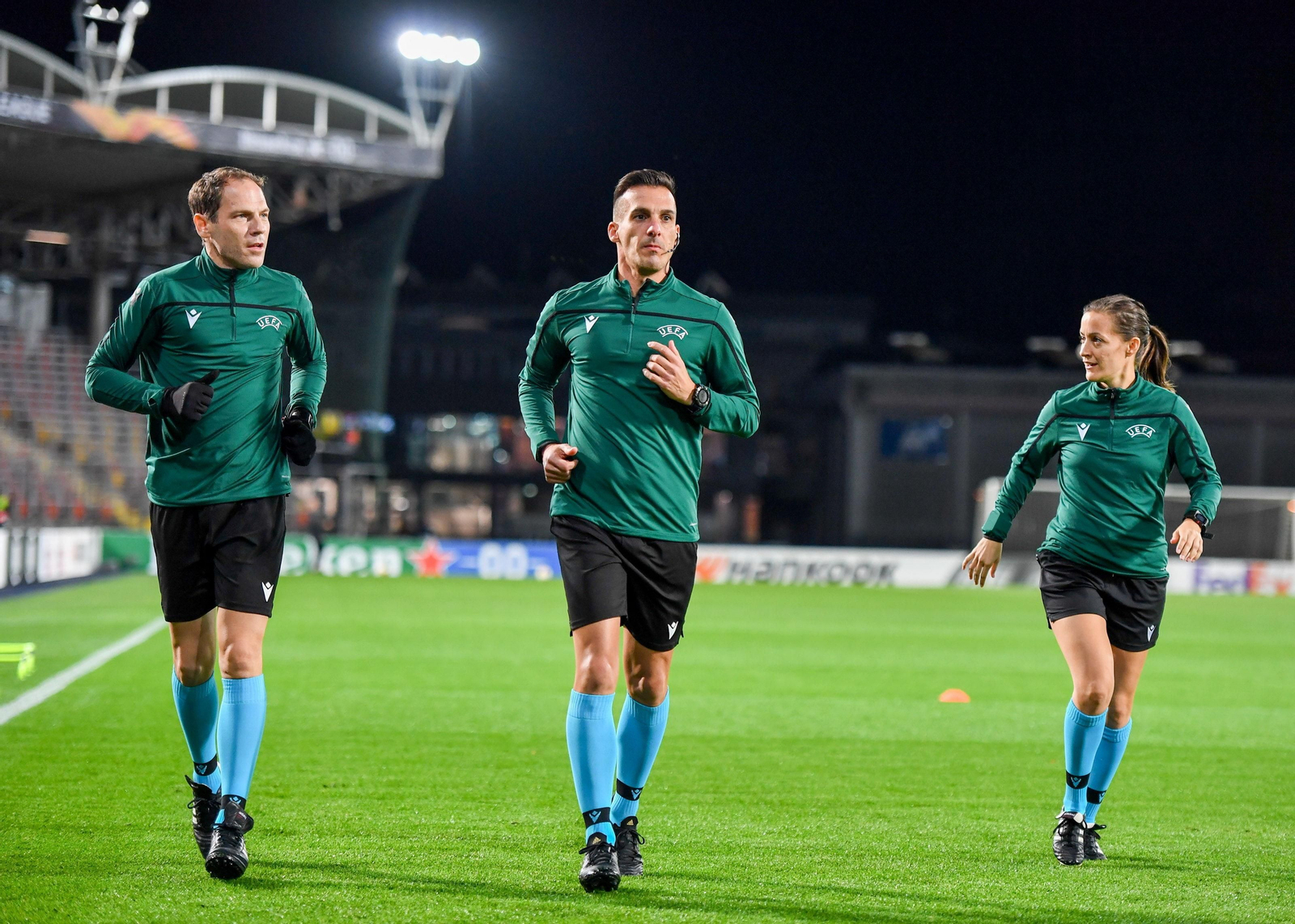 El árbitro catalán Estrada Fernández, antes de un partido europeo en Linz, Austria, en 2020.