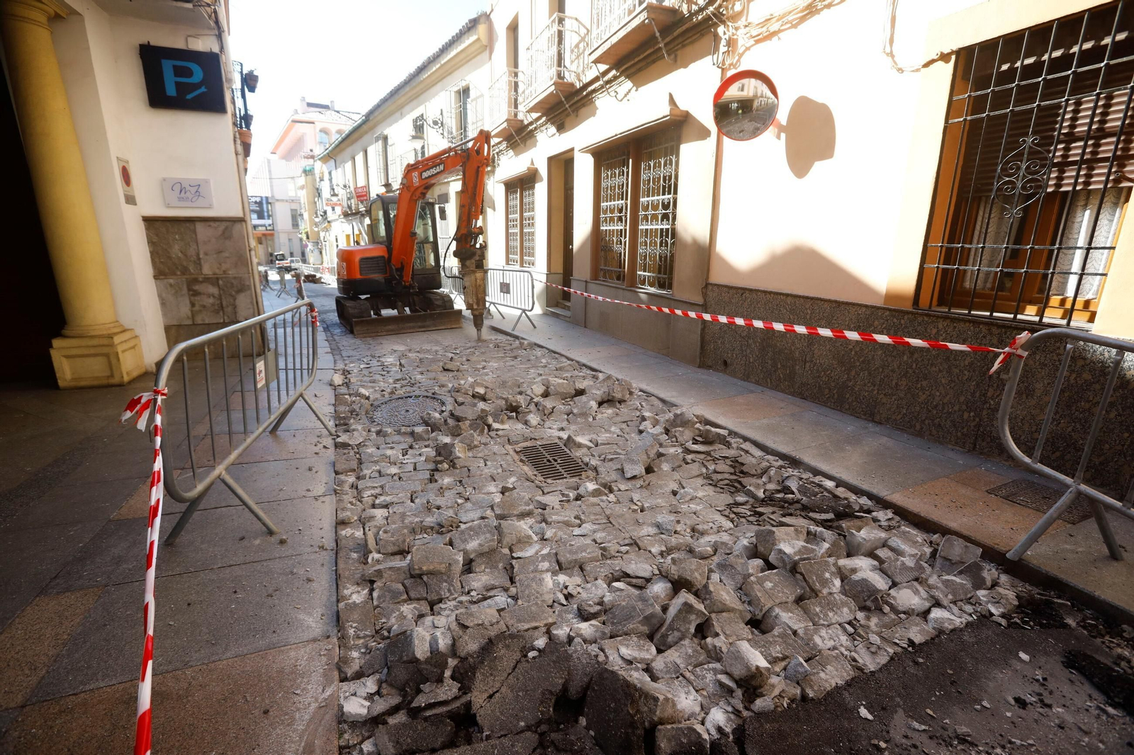 La reapertura al tráfico del primer tramo de la calle Alfaros, en imágenes