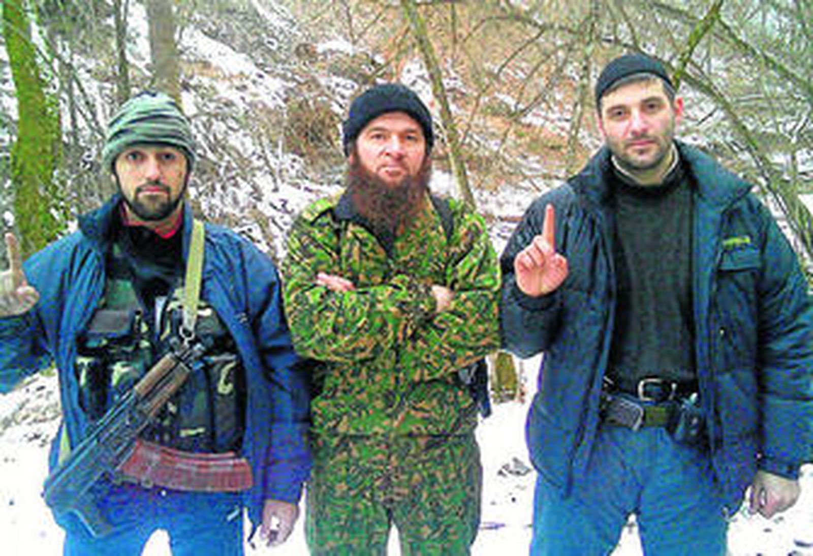 Umarov, en el centro de la imagen, posa junto a dos guardaespaldas en algún lugar del Cáucaso norte.