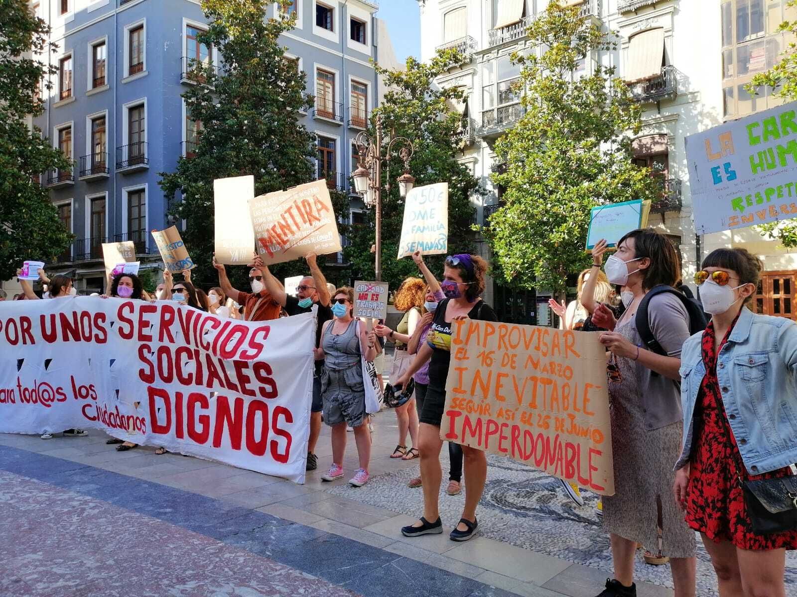 El Área de Derechos Sociales se concentra en Granada para exigir recursos frente a la pobreza ocasionada por la Covid-19