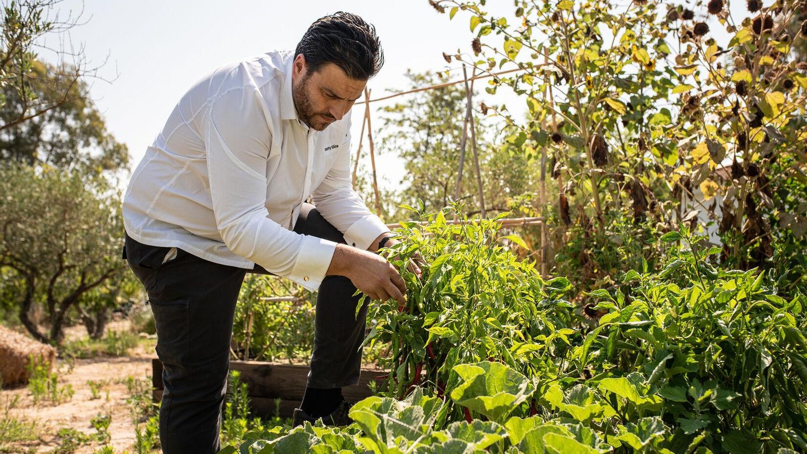 Xanty Elías en el huerto de Finca Alfoliz, su nuevo restaurante