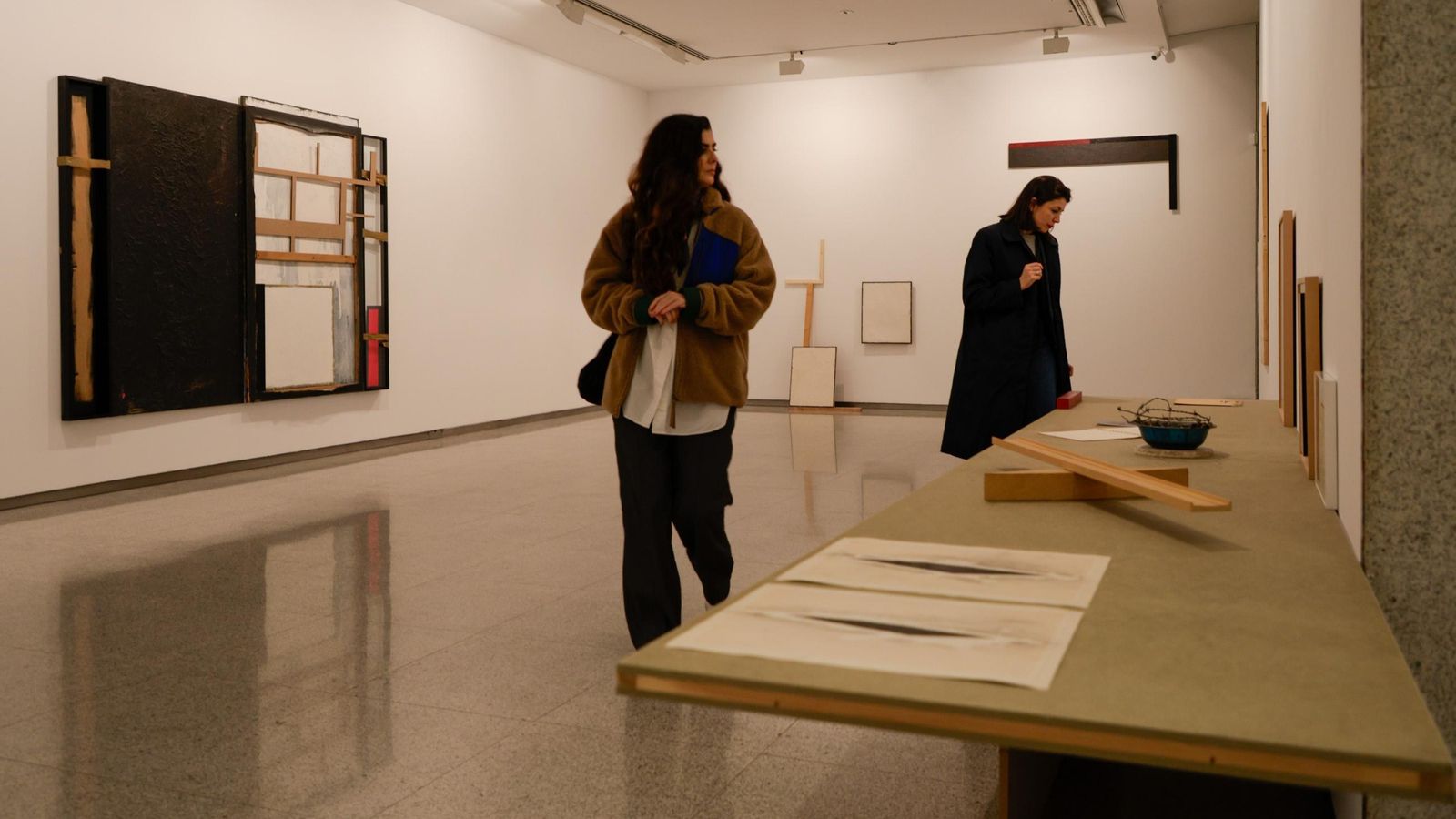 Varias personas visitan la muestra que se expone en la sala Atín Aya.