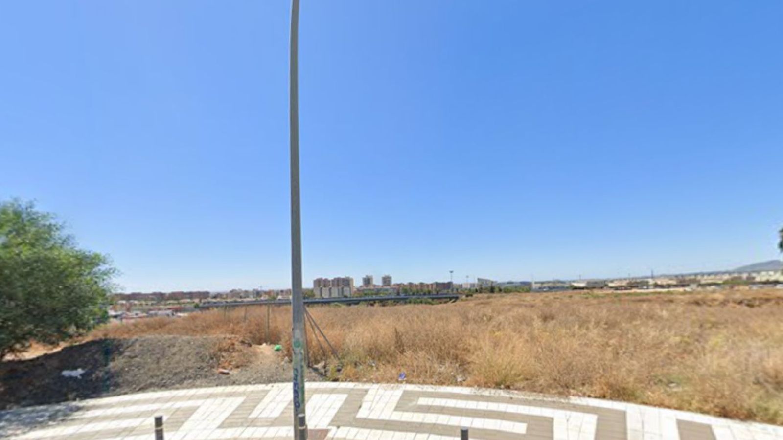 Solar sobre el que se proyecta la zona verde junto a la autovía.