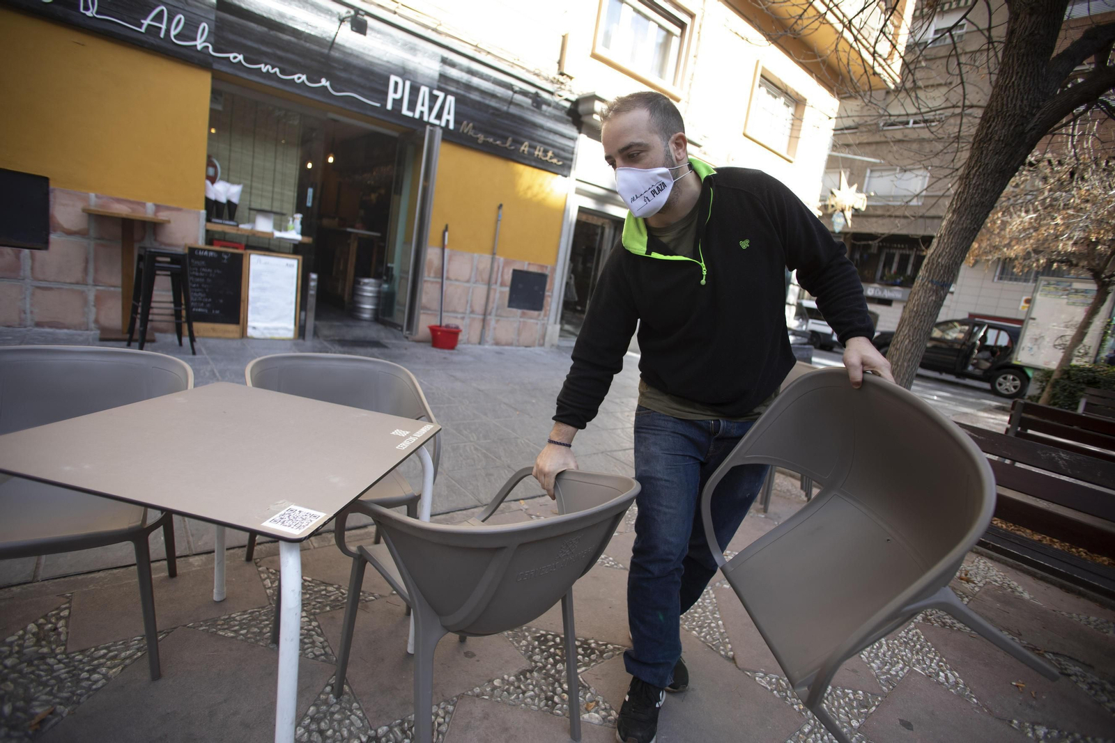 Así ha sido la vuelta de los bares y comercios de Granada tras tres semanas de cierre, en imágenes