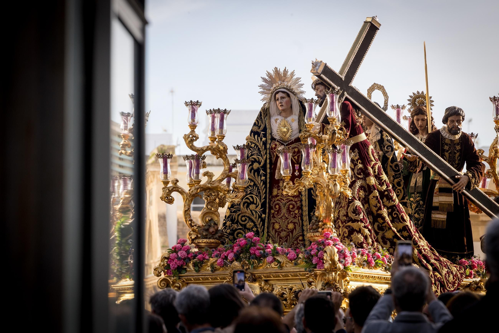 Imágenes de la salida de Afligidos en la Semana Santa de Cádiz 2025