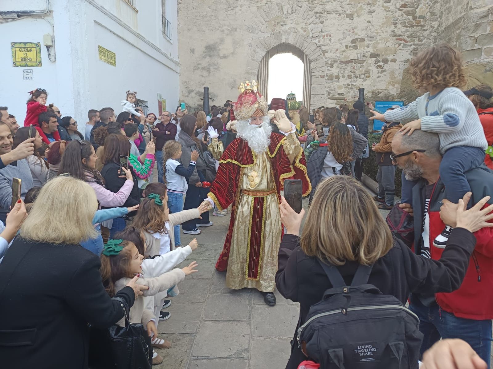 La ilusión de la cabalgata de los Reyes Magos recorre Tarifa en una mañana sin lluvia, en imágenes