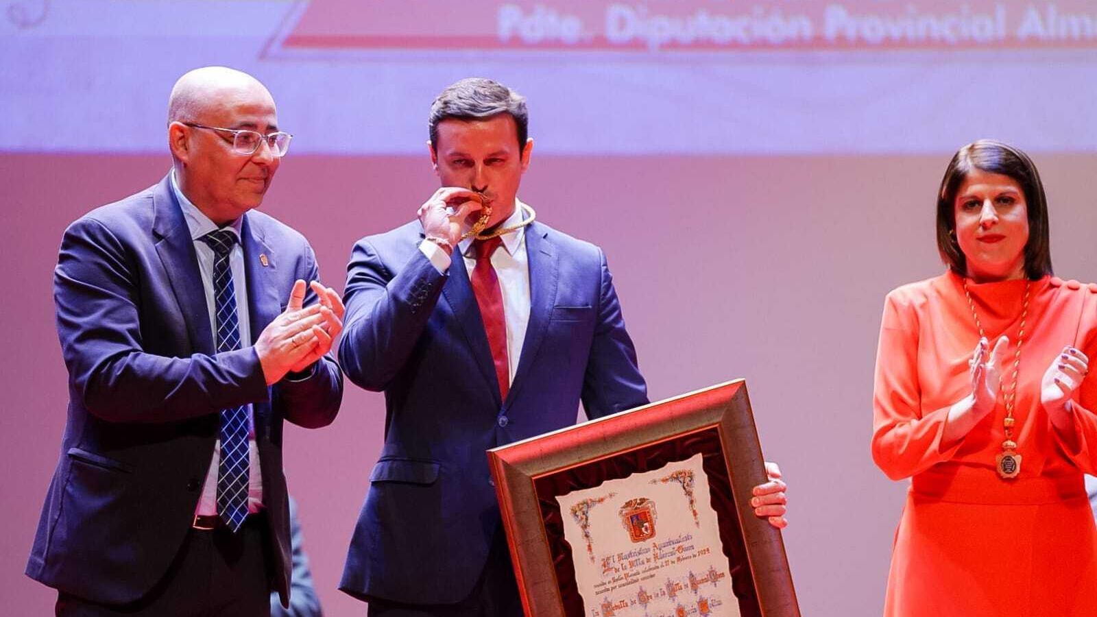 El presidente de la Diputación, Javier A. García, junto al alcalde de Huércal-Overa, Domingo Fernández.