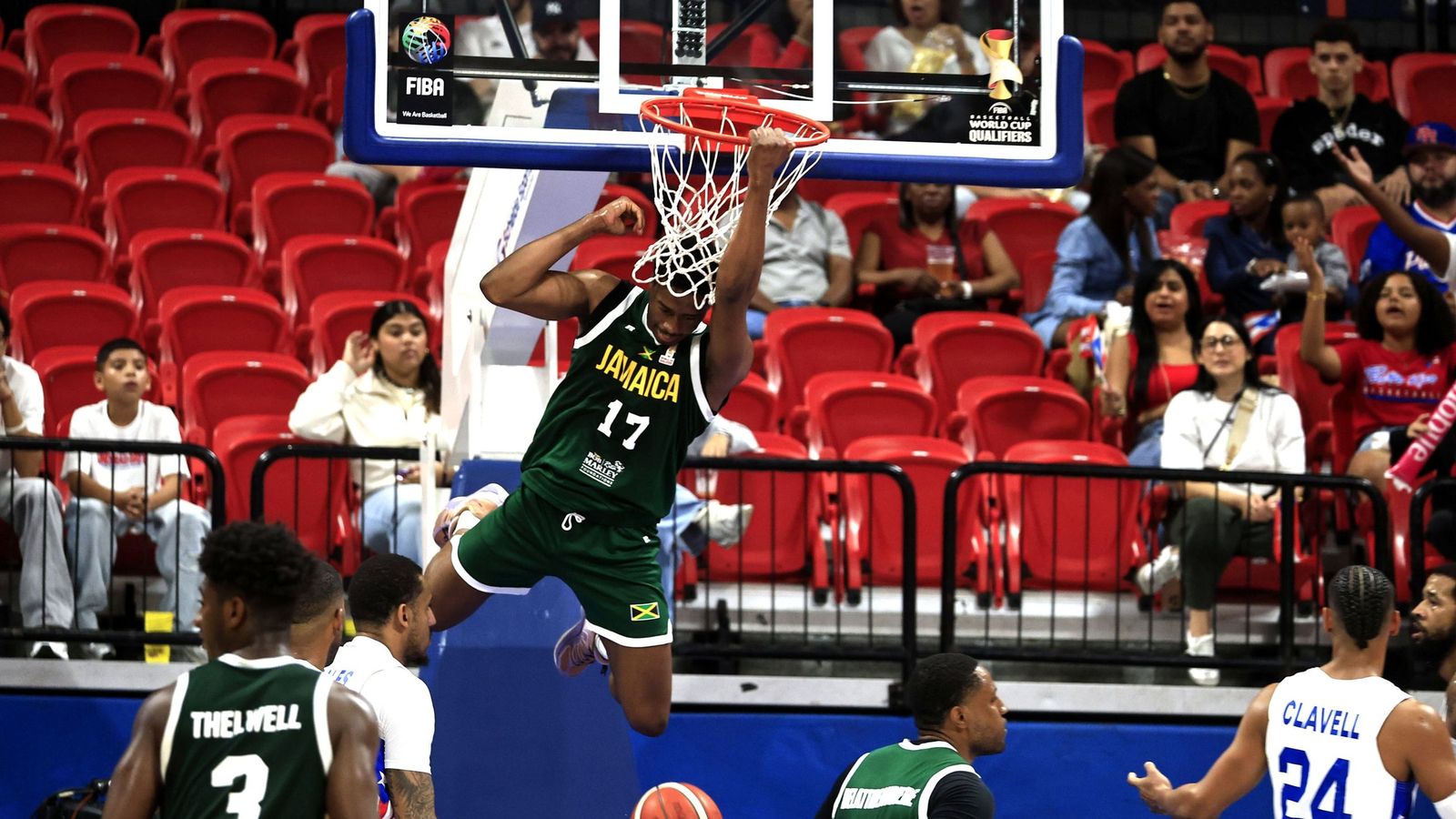 Chase Audige machaca con Jamaica.