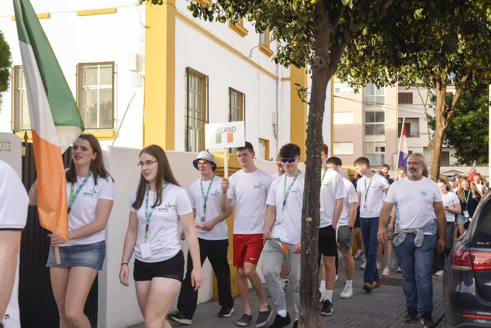 Las fotos del desfile de participantes de la Copa de la Juventud Europea de remo beach sprint de La Línea