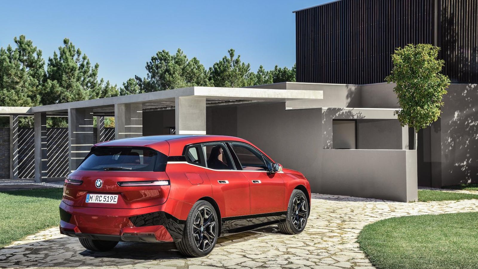 El BMW iX medirá unos cinco metros de largo, sólo se venderá con cinco plazas y exclusivamente será eléctrico, pues no habrá versiones con otros sistemas de propulsión.