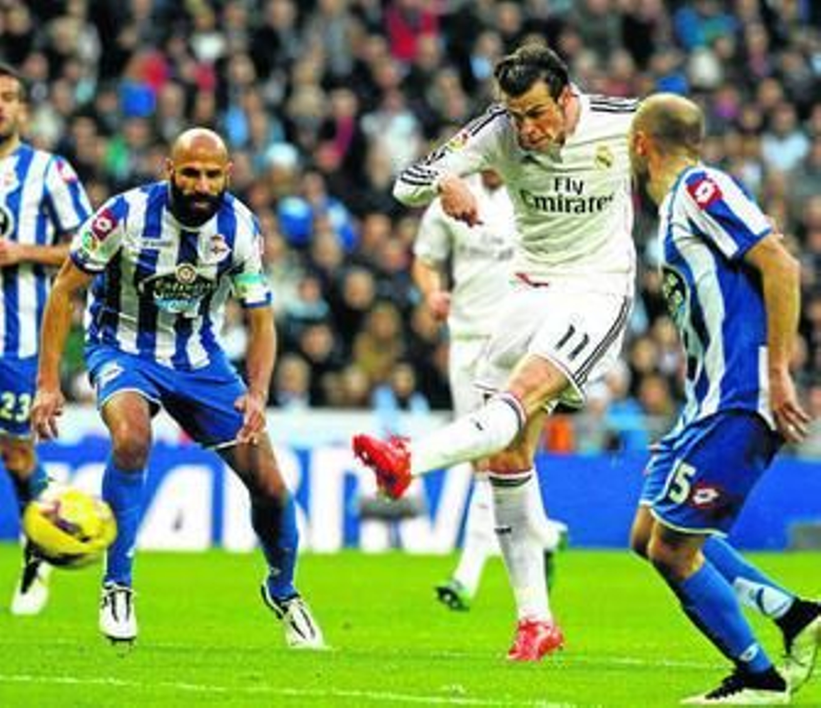 Bale larga un fuerte zurdazo ante los deportivistas Manuel Pablo y Laure.