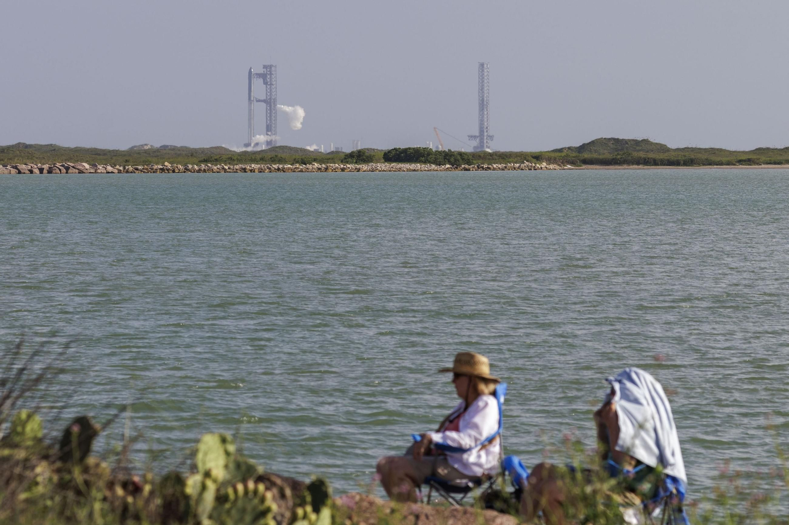 Espectadores aguardan para ver el lanzamiento de 'Starship' en Texas.
