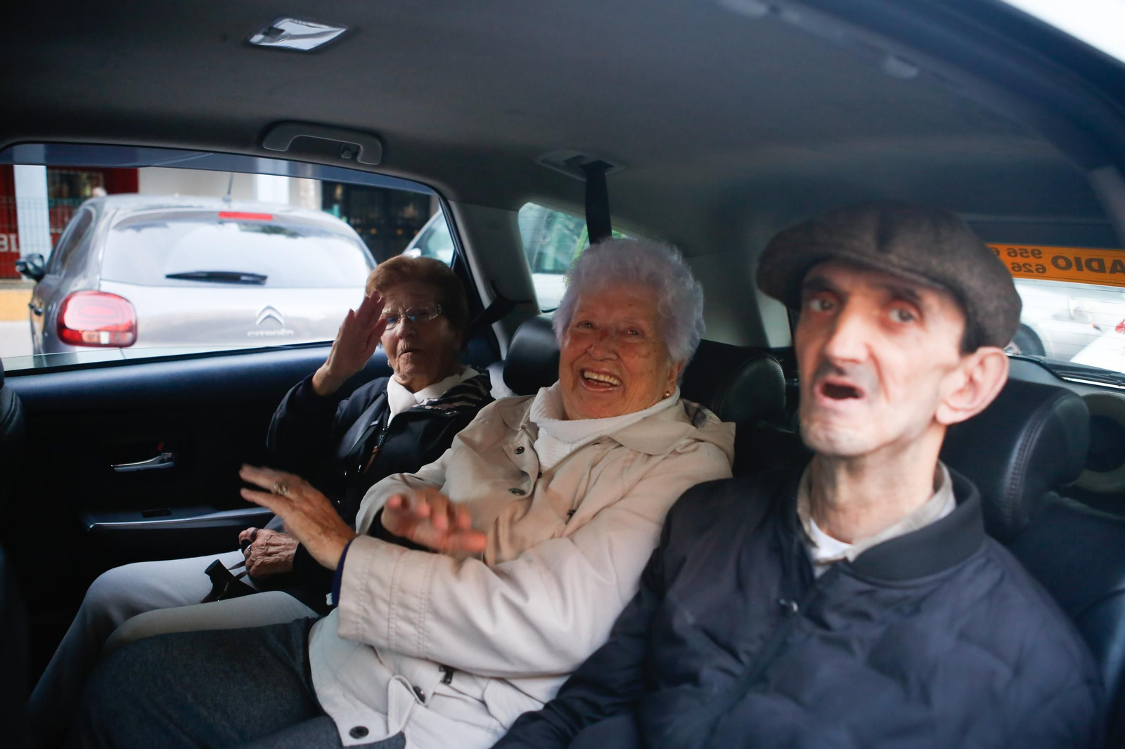 Las fotos del paseo en taxi al alumbrado de Navidad de Algeciras para los mayores