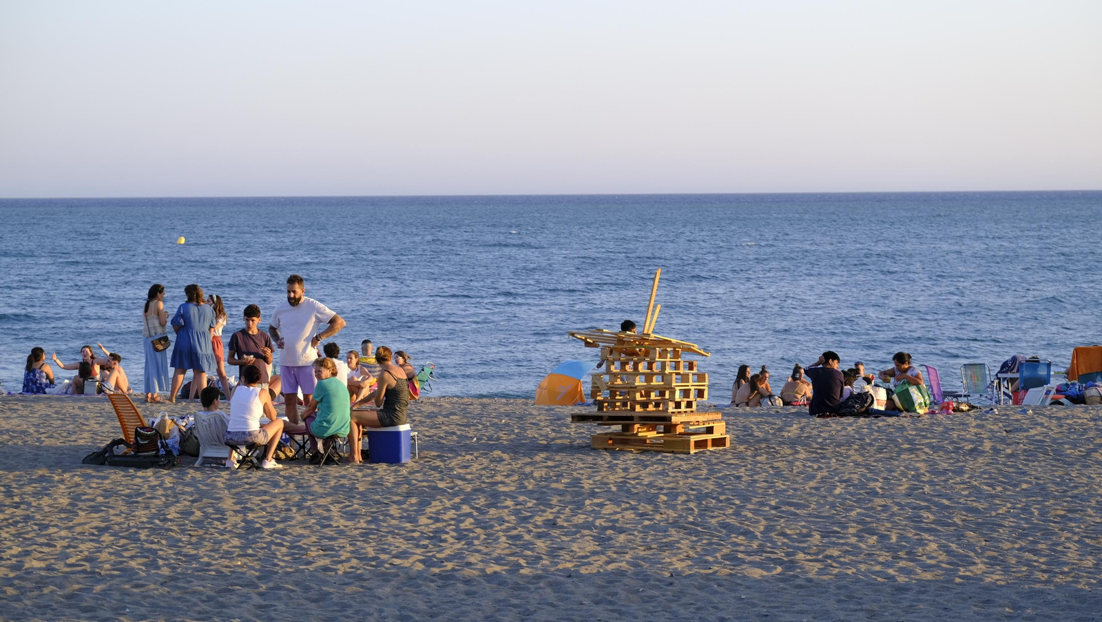 Imágenes de las hogueras de la Noche de San Juan en Almería capital