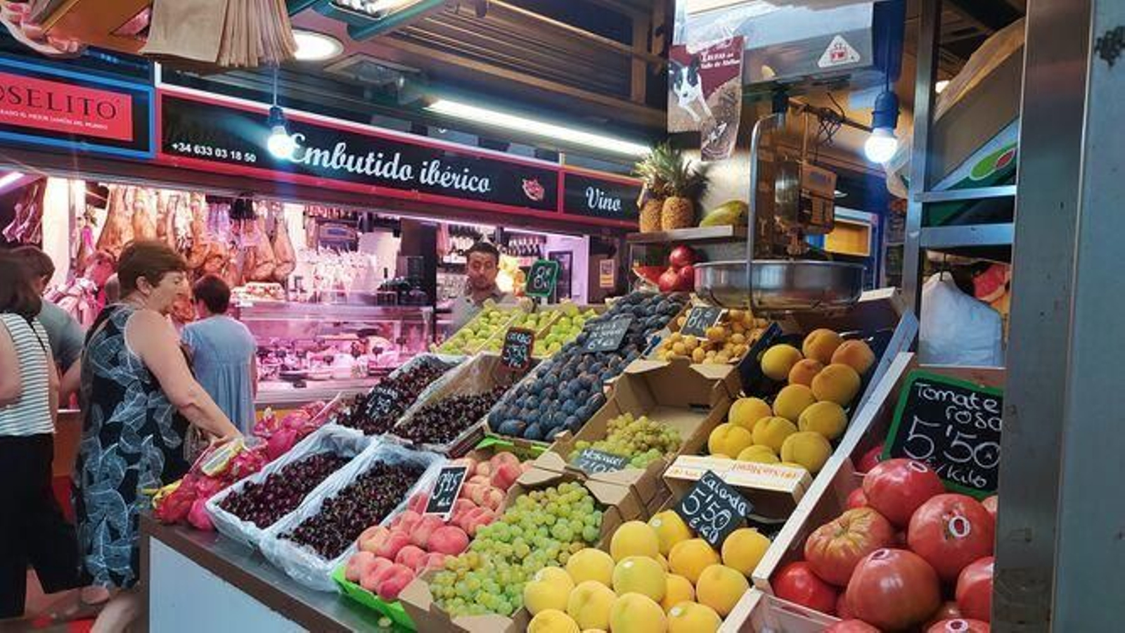 Puestos de productos frescos en uno de los mercados de Málaga. Puestos de productos frescos en uno de los mercados de Málaga.