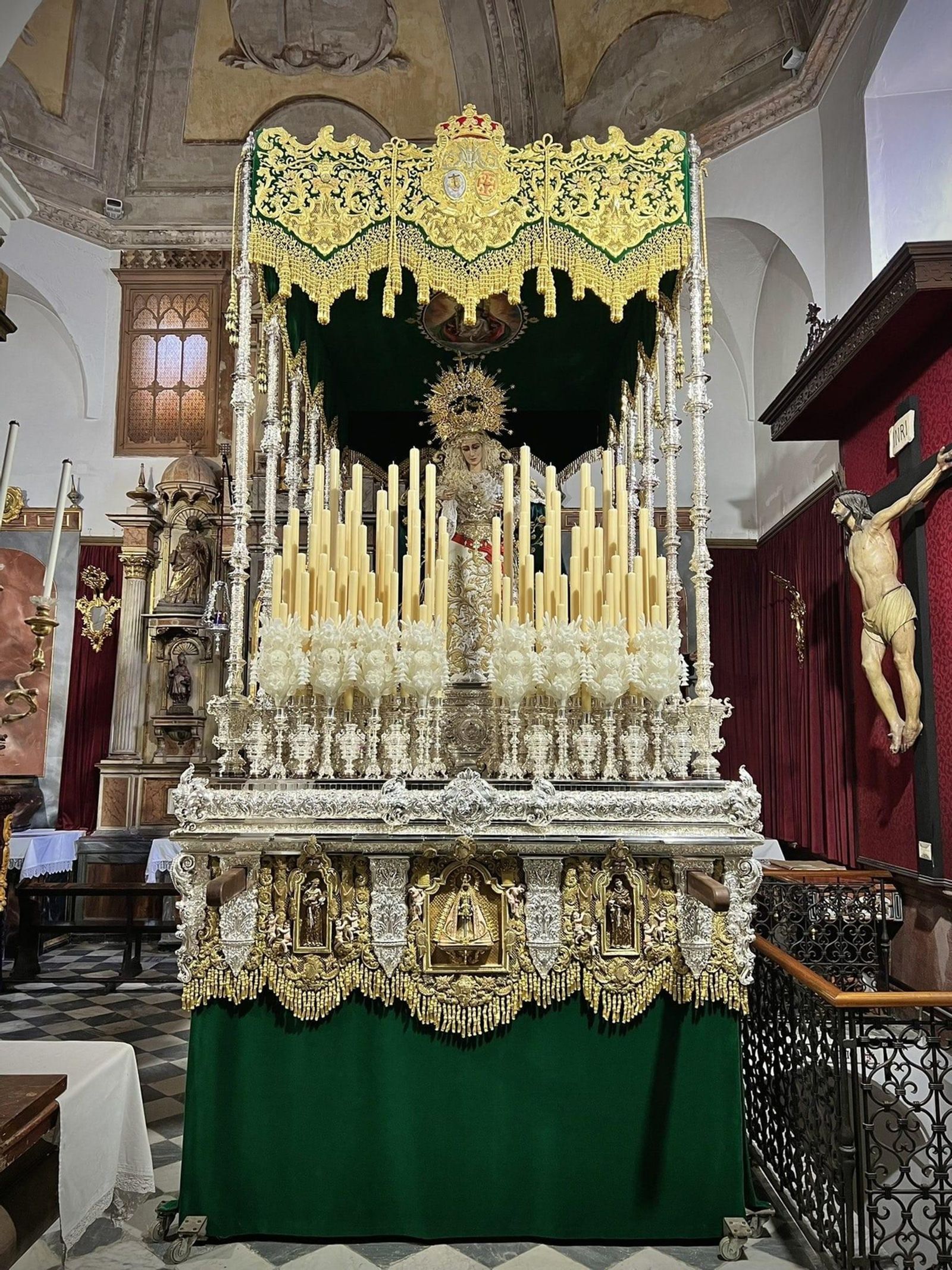 El nuevo palio de la Esperanza del Amor, en el interior de San Francisco