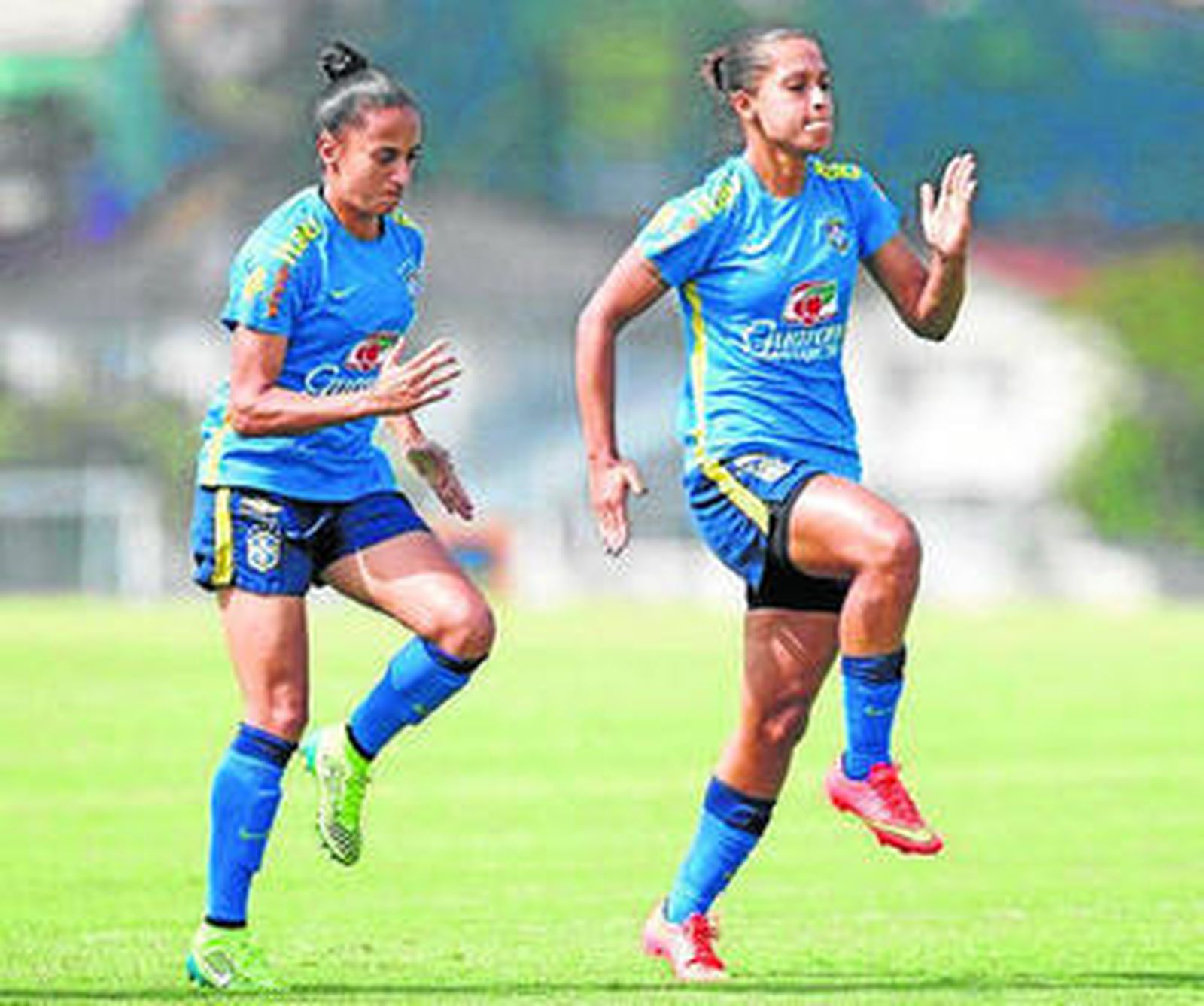 Juliete Silva, a la izquierda, durante un entrenamiento con Brasil.