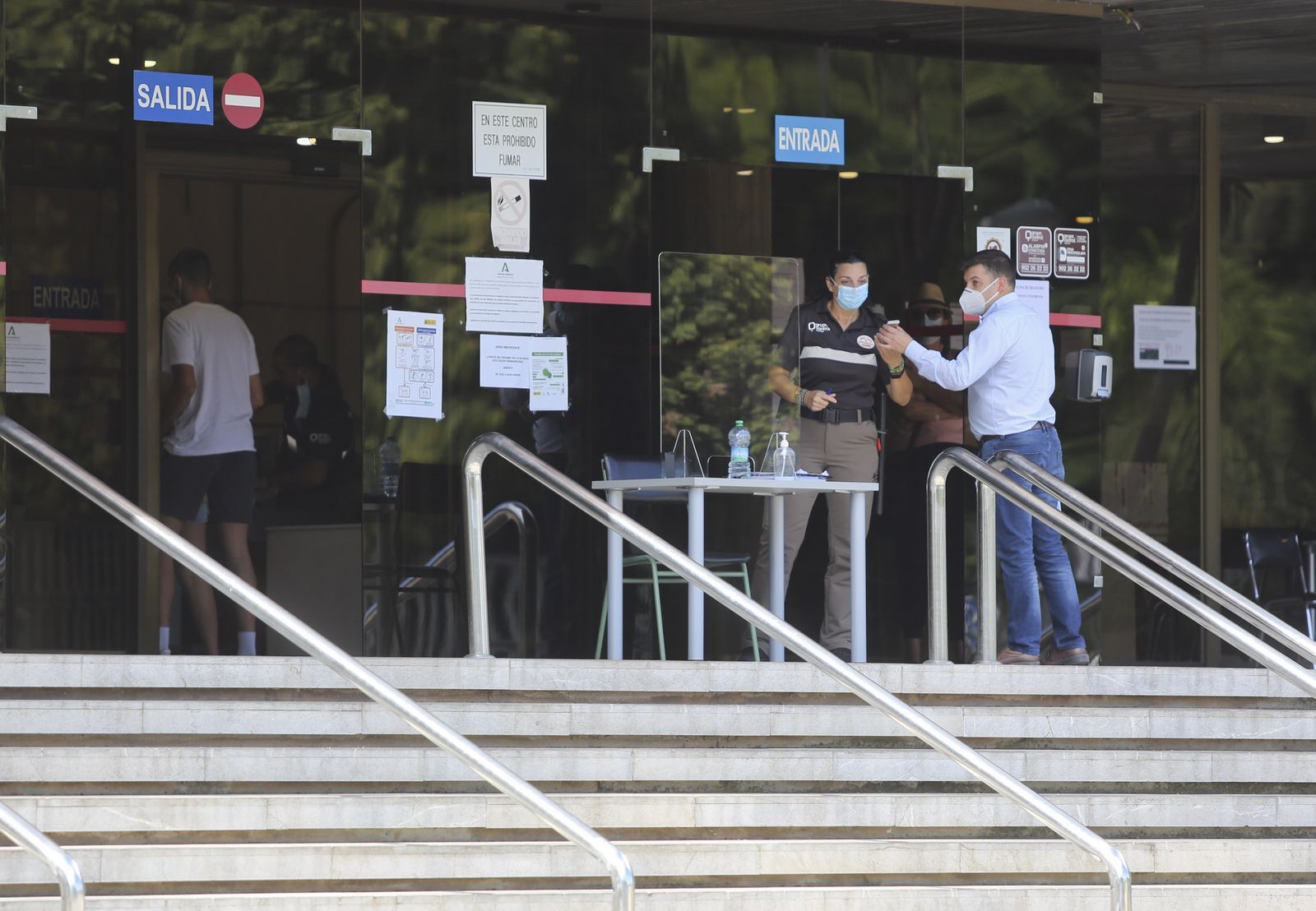 Las colas para ser vigilante en las playas de Málaga y controlar su aforo